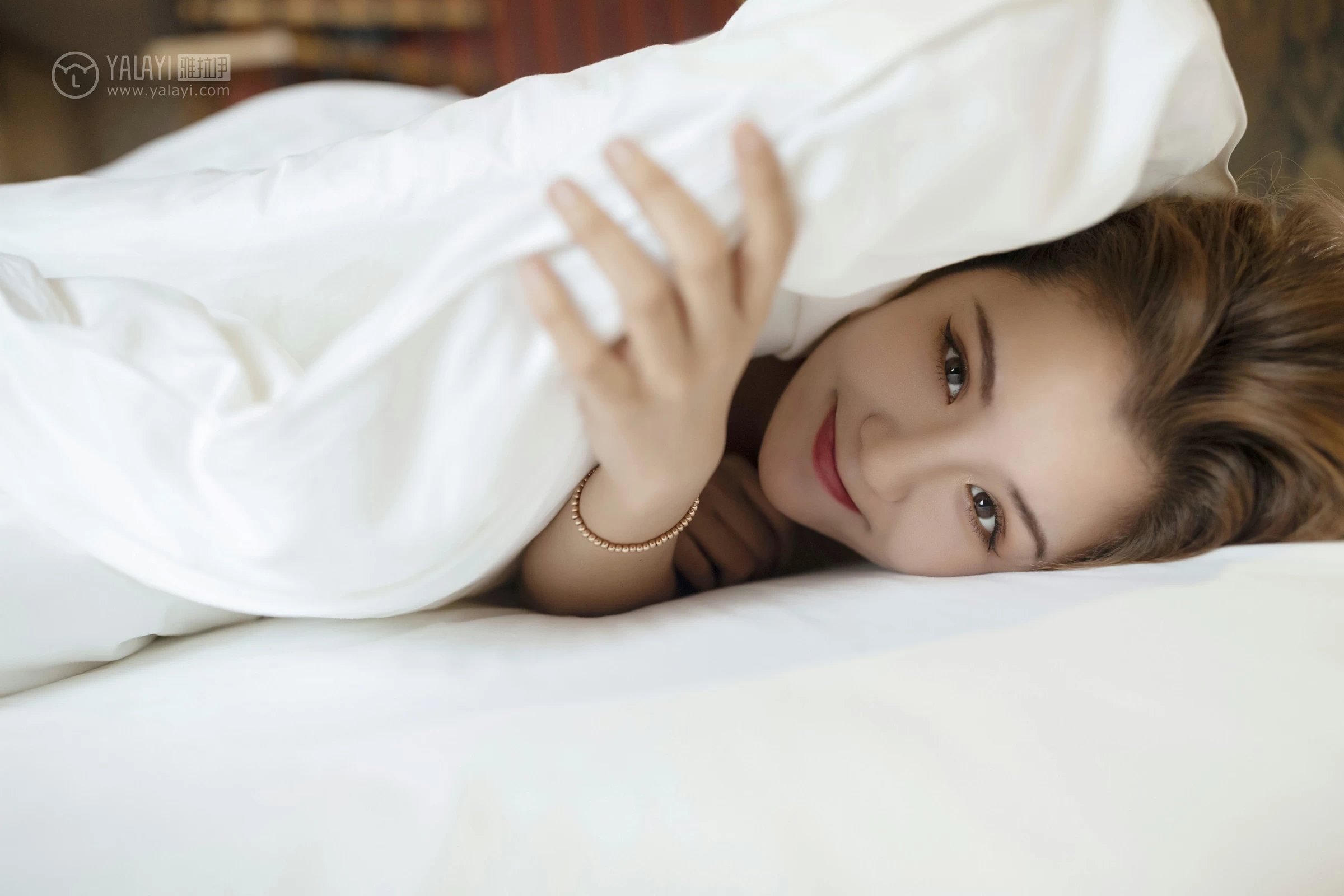 [YALAYI雅拉伊]No.329 关于你 米奇 黑色性感内衣加蕾丝内裤居家私房写真集第3张