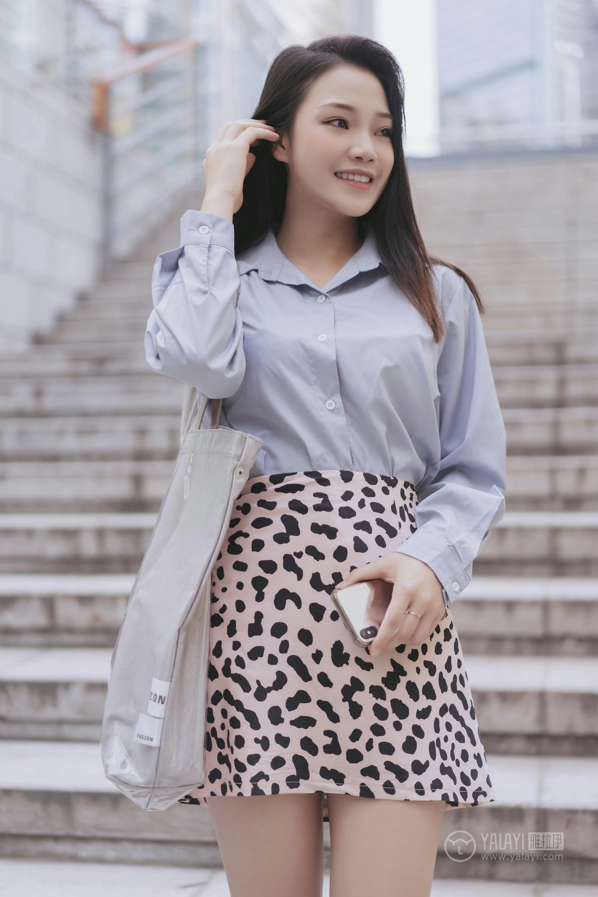 [YALAYI雅拉伊]No.330 假日出行 洋儿 蓝色衬衫加豹纹短裙性感私房写真集第6张