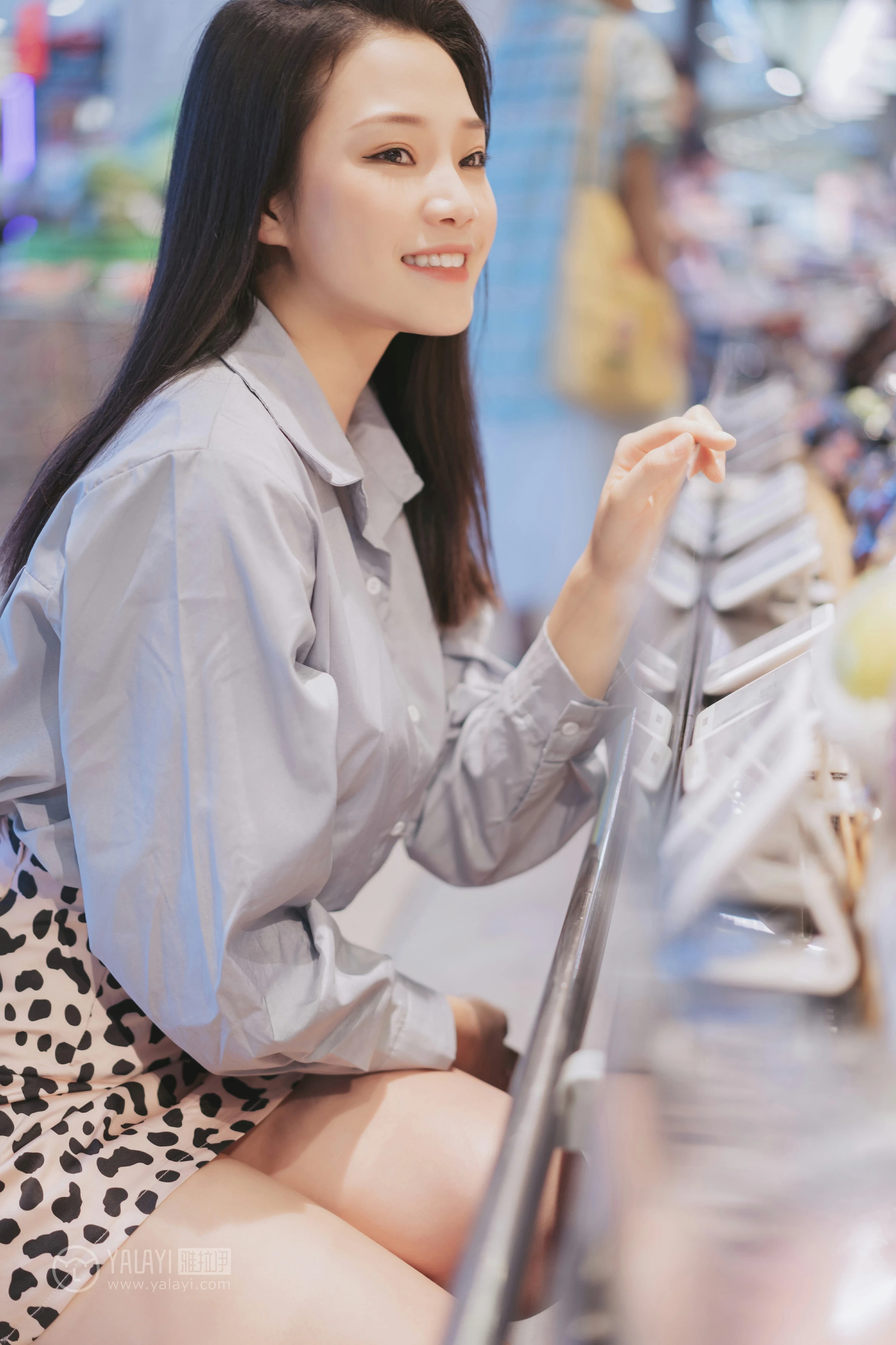 [YALAYI雅拉伊]No.330 假日出行 洋儿 蓝色衬衫加豹纹短裙性感私房写真集第9张
