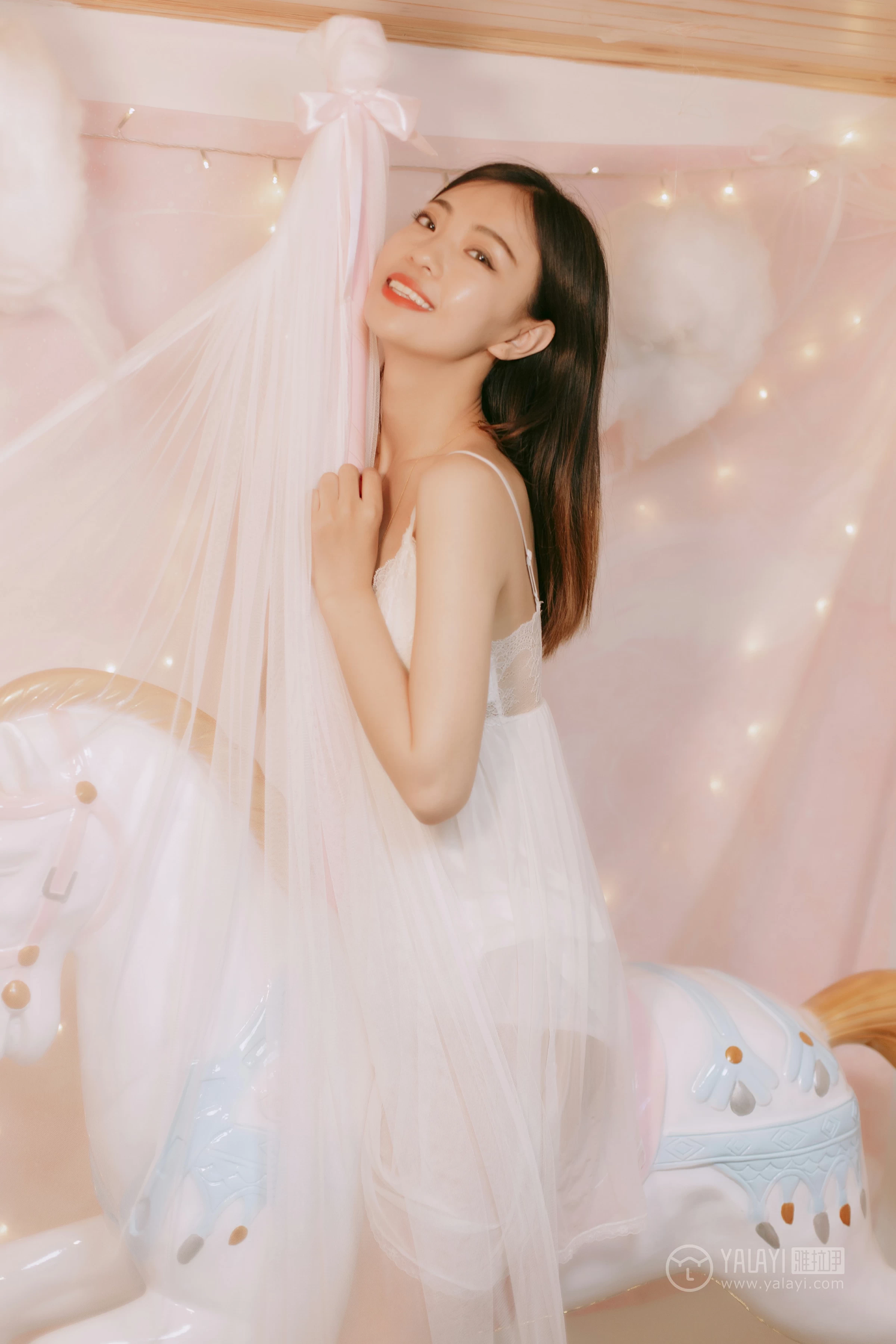[YALAYI雅拉伊]No.334 浪漫满屋 高若童 白色吊带透视睡衣裙性感私房写真集第5张