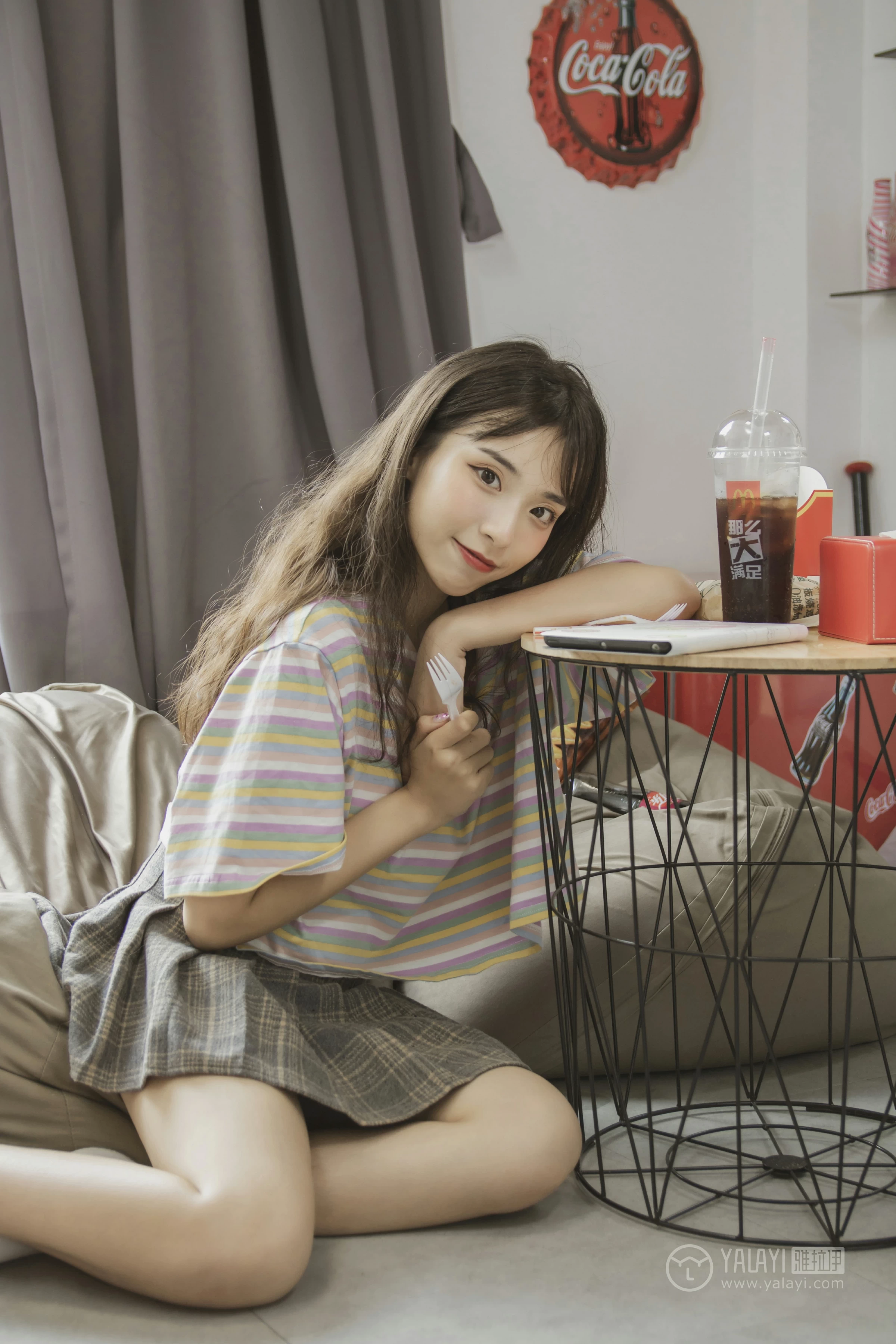 [YALAYI雅拉伊]No.340 氧气女孩 阿橙 条纹短袖加灰色短裙清纯可爱私房写真集第3张