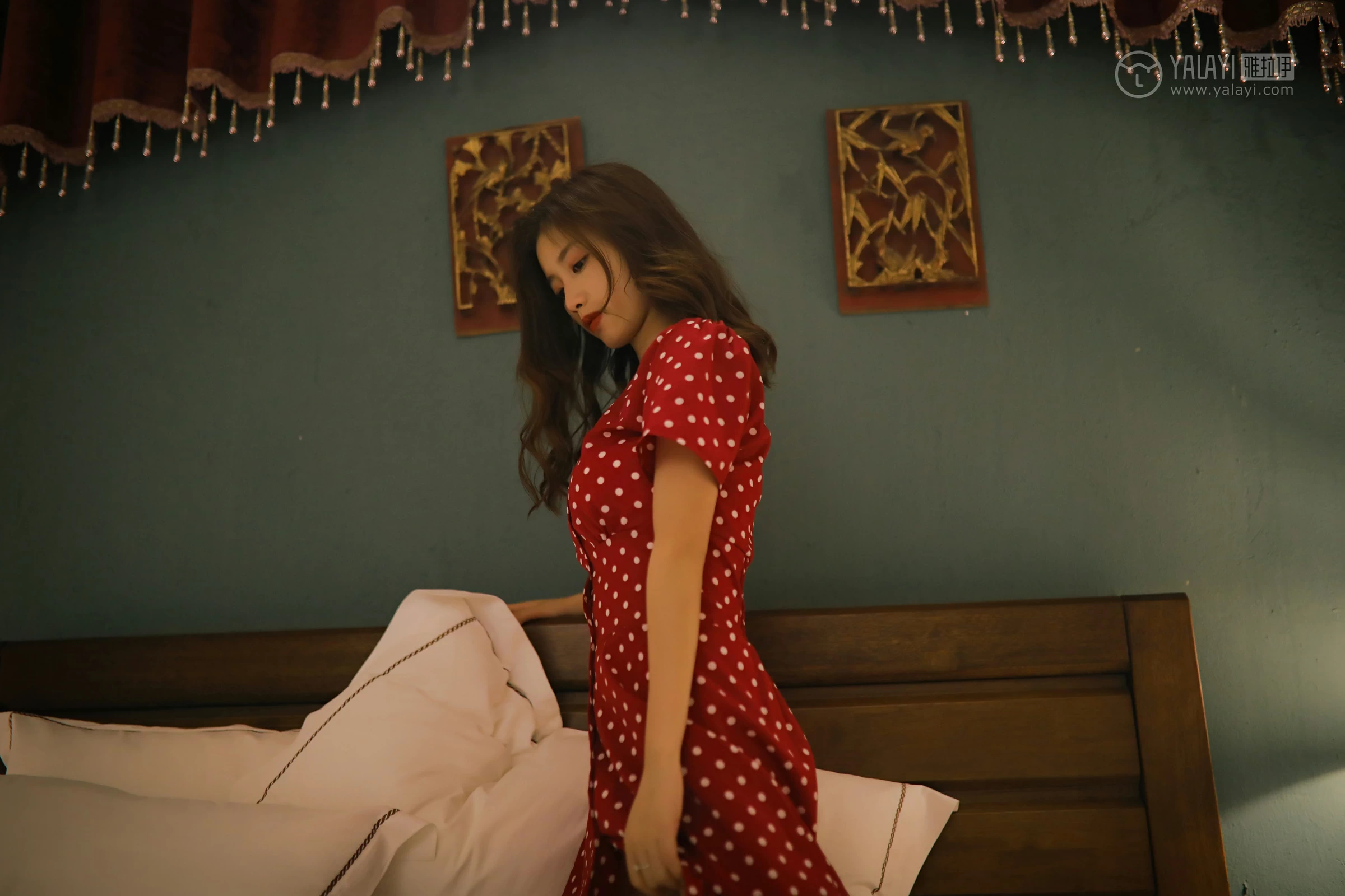 [YALAYI雅拉伊]No.347 失眠夜 圈圈 红色亮点连衣裙居家私房写真集第10张