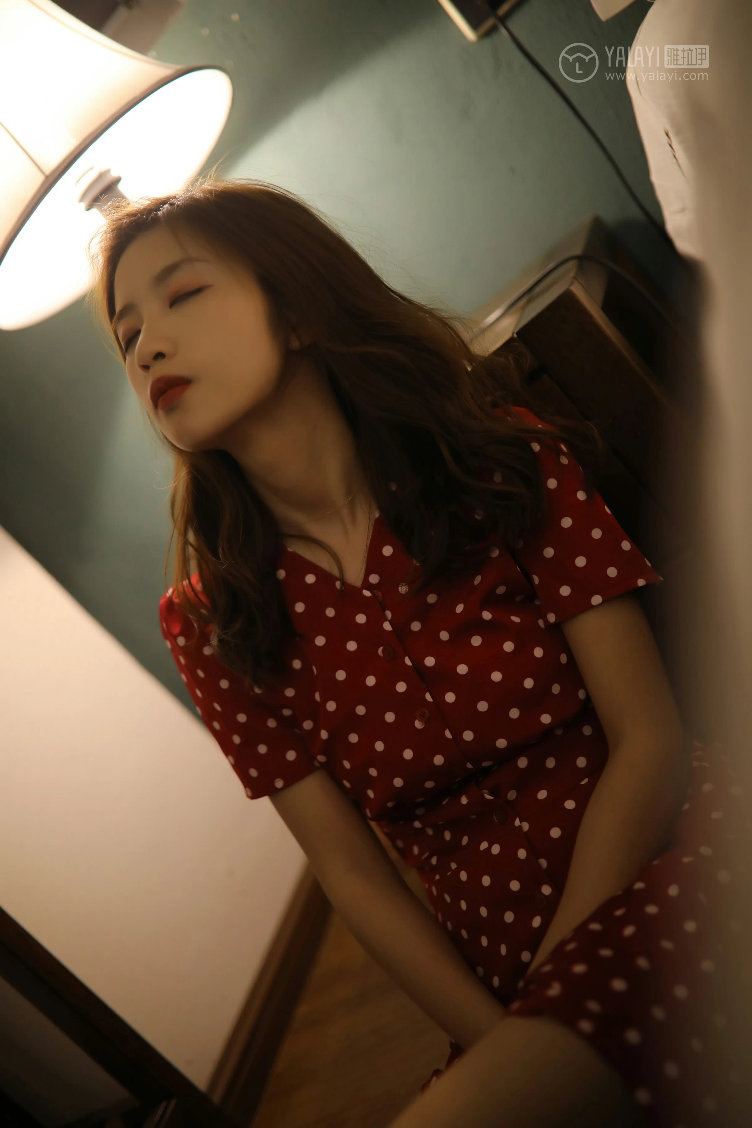 [YALAYI雅拉伊]No.347 失眠夜 圈圈 红色亮点连衣裙居家私房写真集第13张