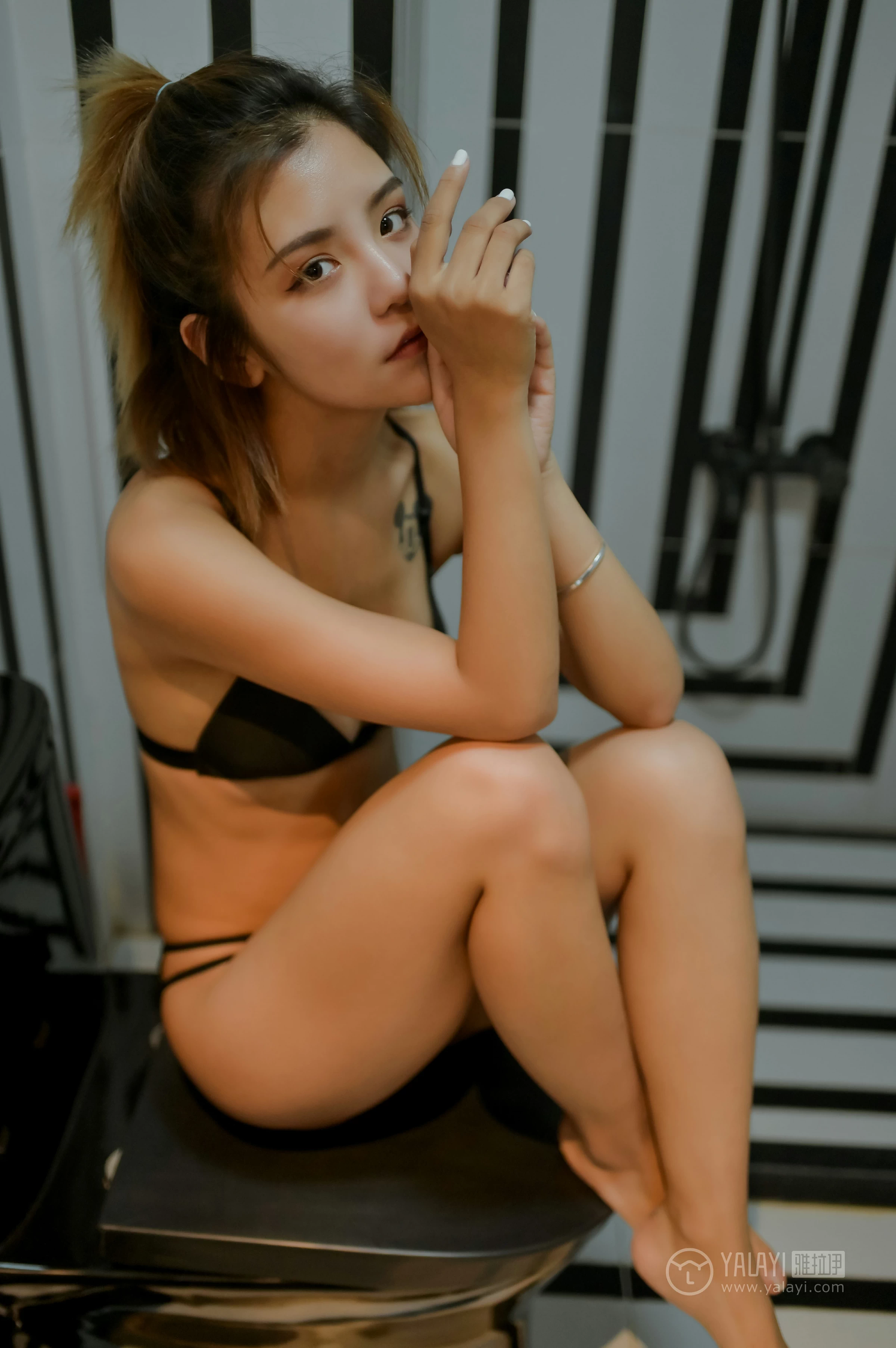 [YALAYI雅拉伊]No.351 黑夜女神 米奇 白色衬衫加黑色内衣居家性感私房写真集第12张