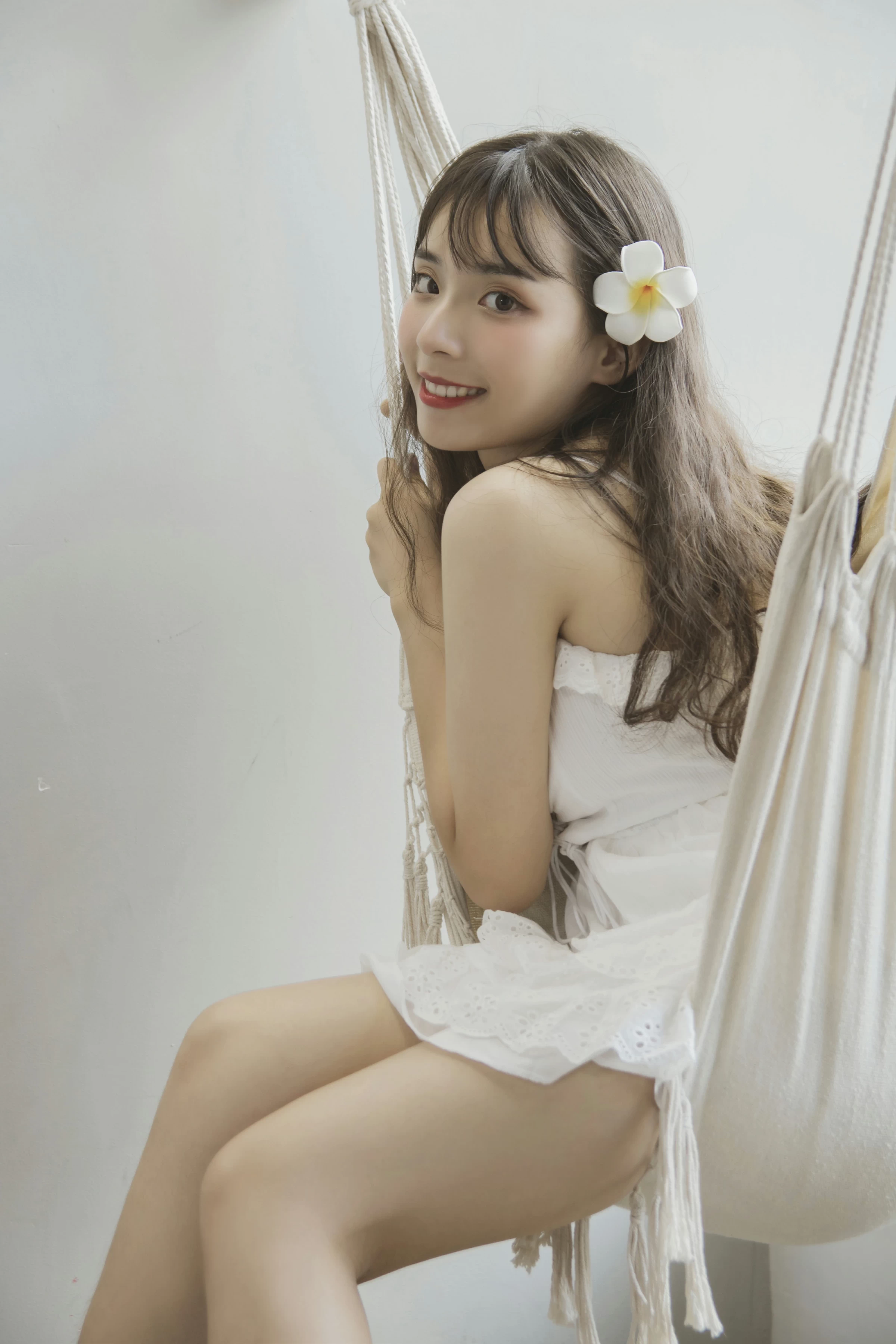 [YALAYI雅拉伊]No.357 我的高达女友 阿橙 白色吊带蕾丝连衣裙清纯可爱私房写真集第3张