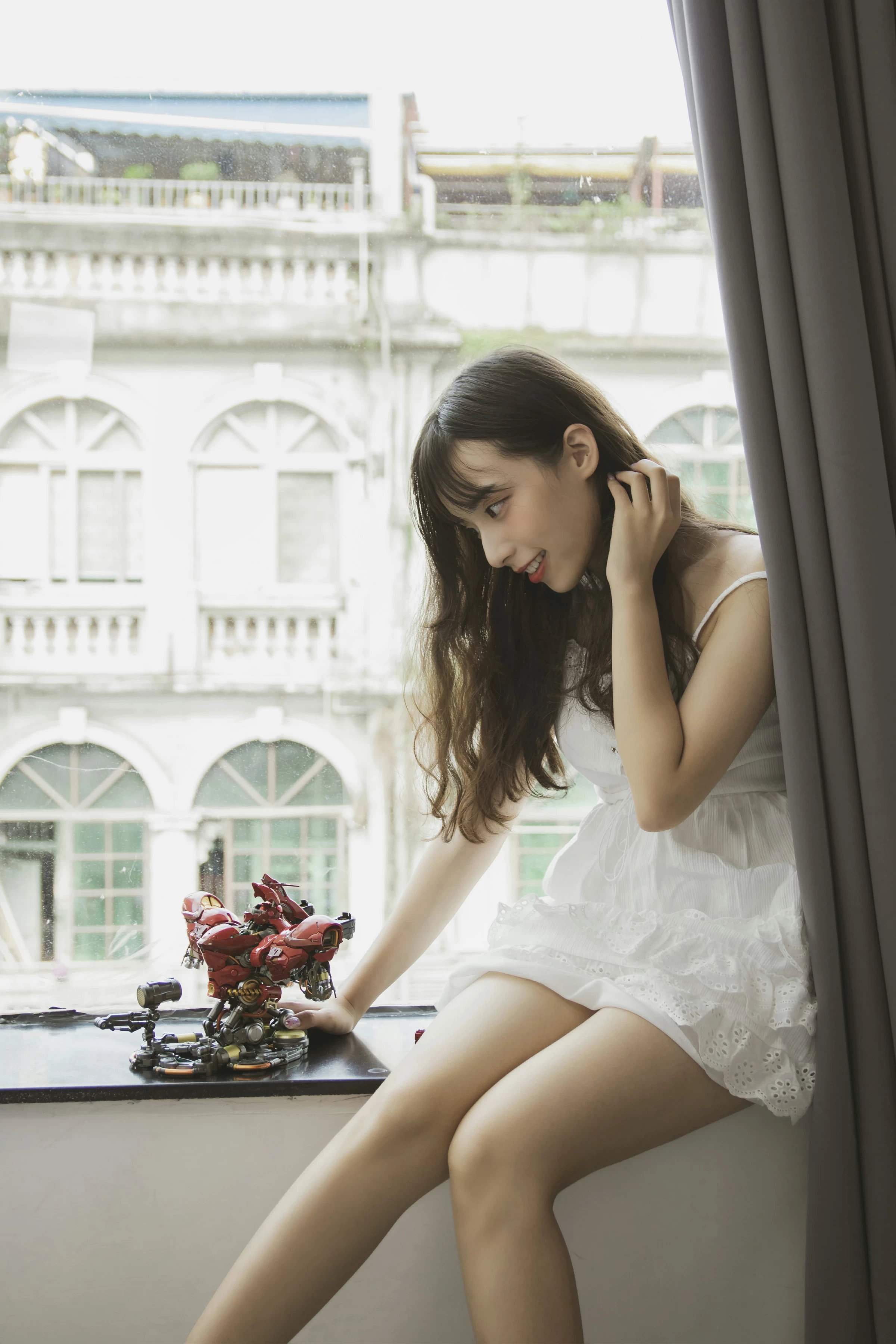 [YALAYI雅拉伊]No.357 我的高达女友 阿橙 白色吊带蕾丝连衣裙清纯可爱私房写真集第12张