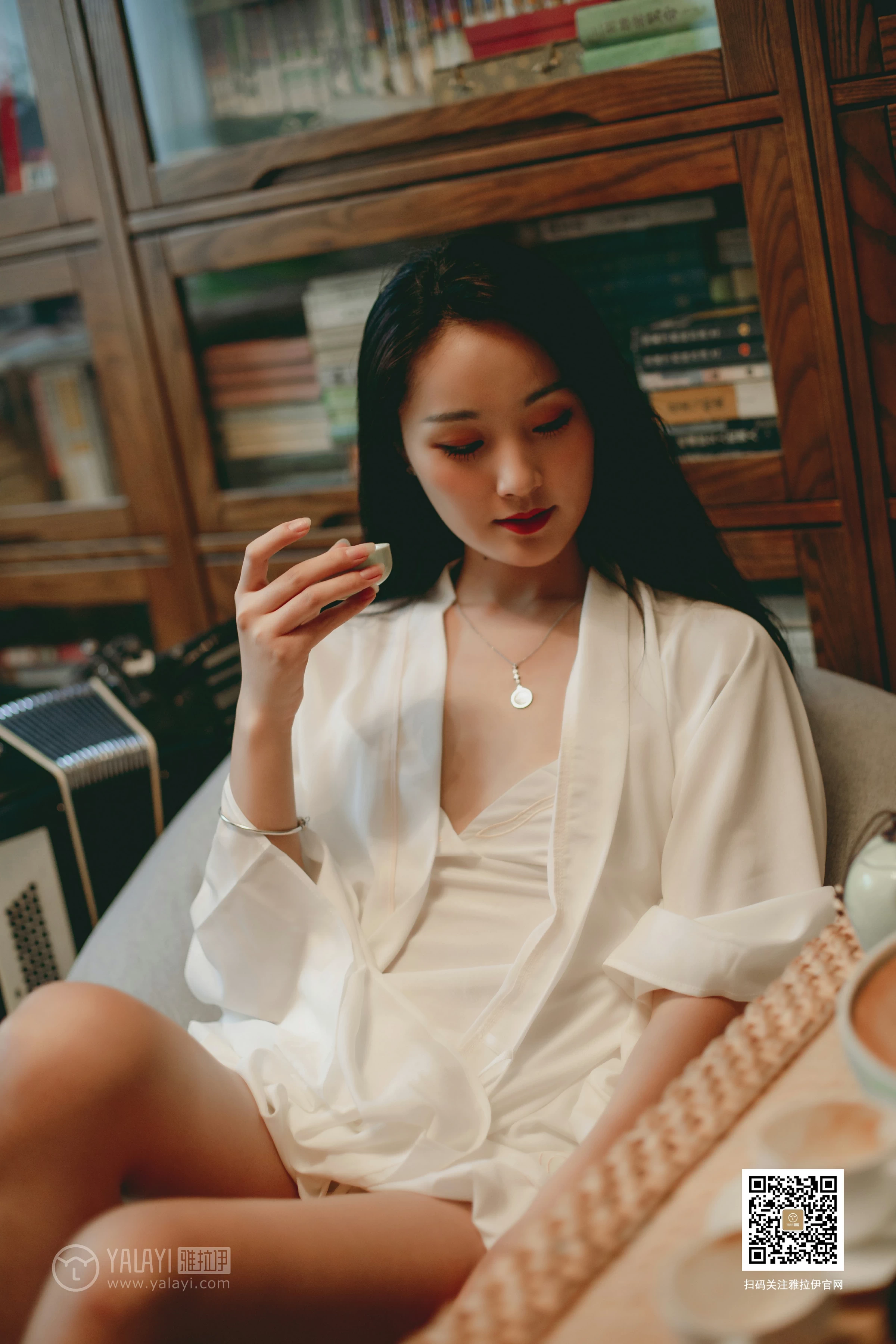 [YALAYI雅拉伊]No.361 Elegant 项兴咏 白色睡衣加白色吊带内衣性感私房写真集第7张