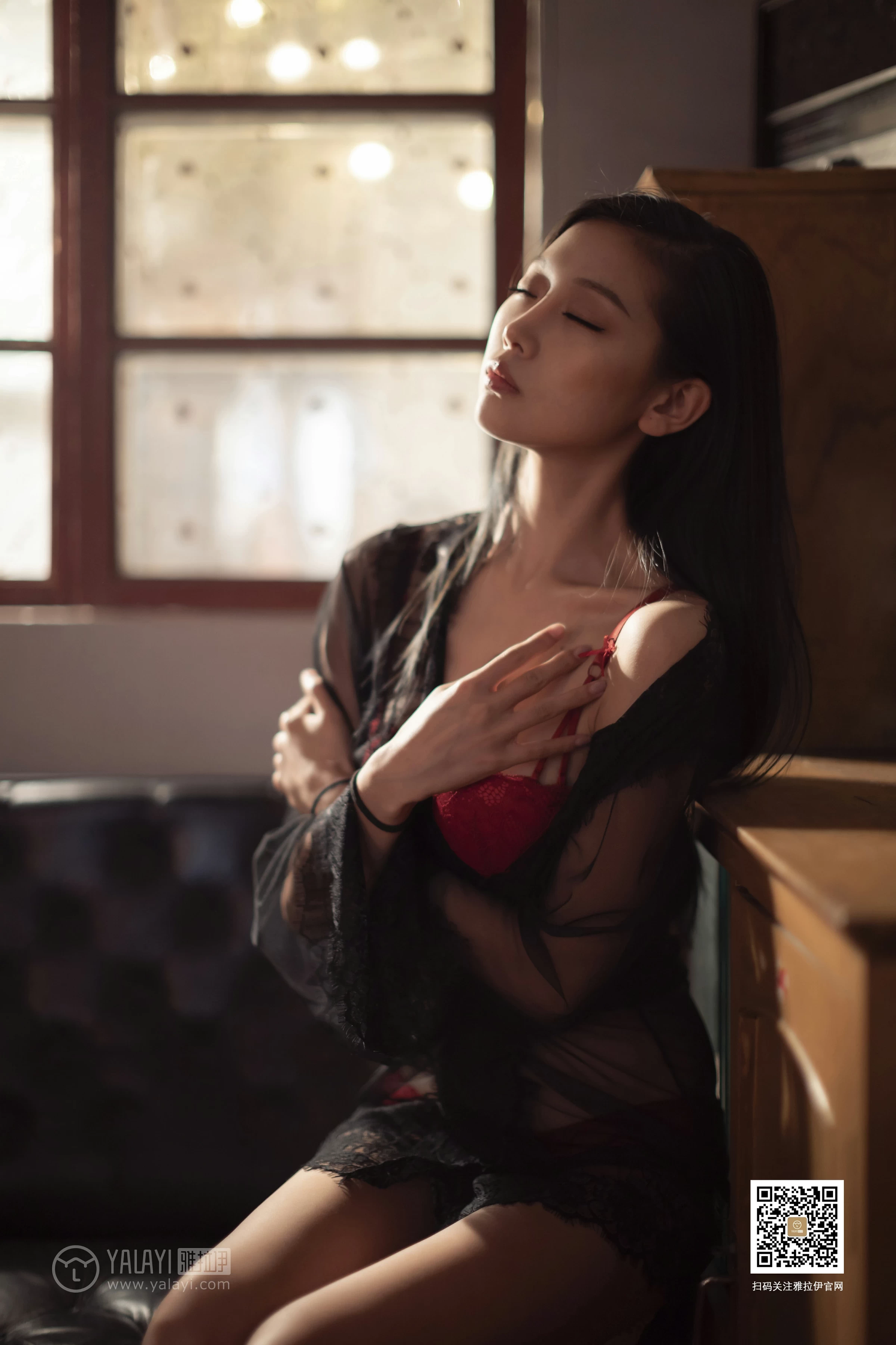 [YALAYI雅拉伊]No.368 梦醒时分 图雅 黑色透视情趣睡衣加红色蕾丝内衣性感私房写真集第15张
