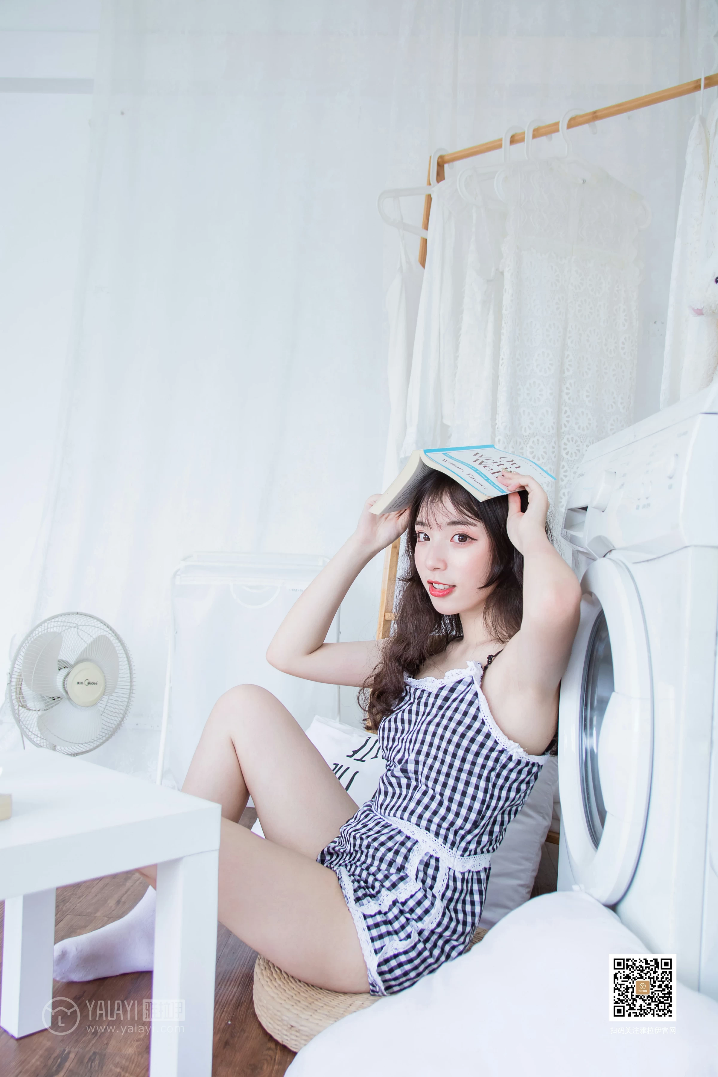 [YALAYI雅拉伊]No.369 一双白袜子 阿橙 吊带小背心加短裤性感私房写真集第3张
