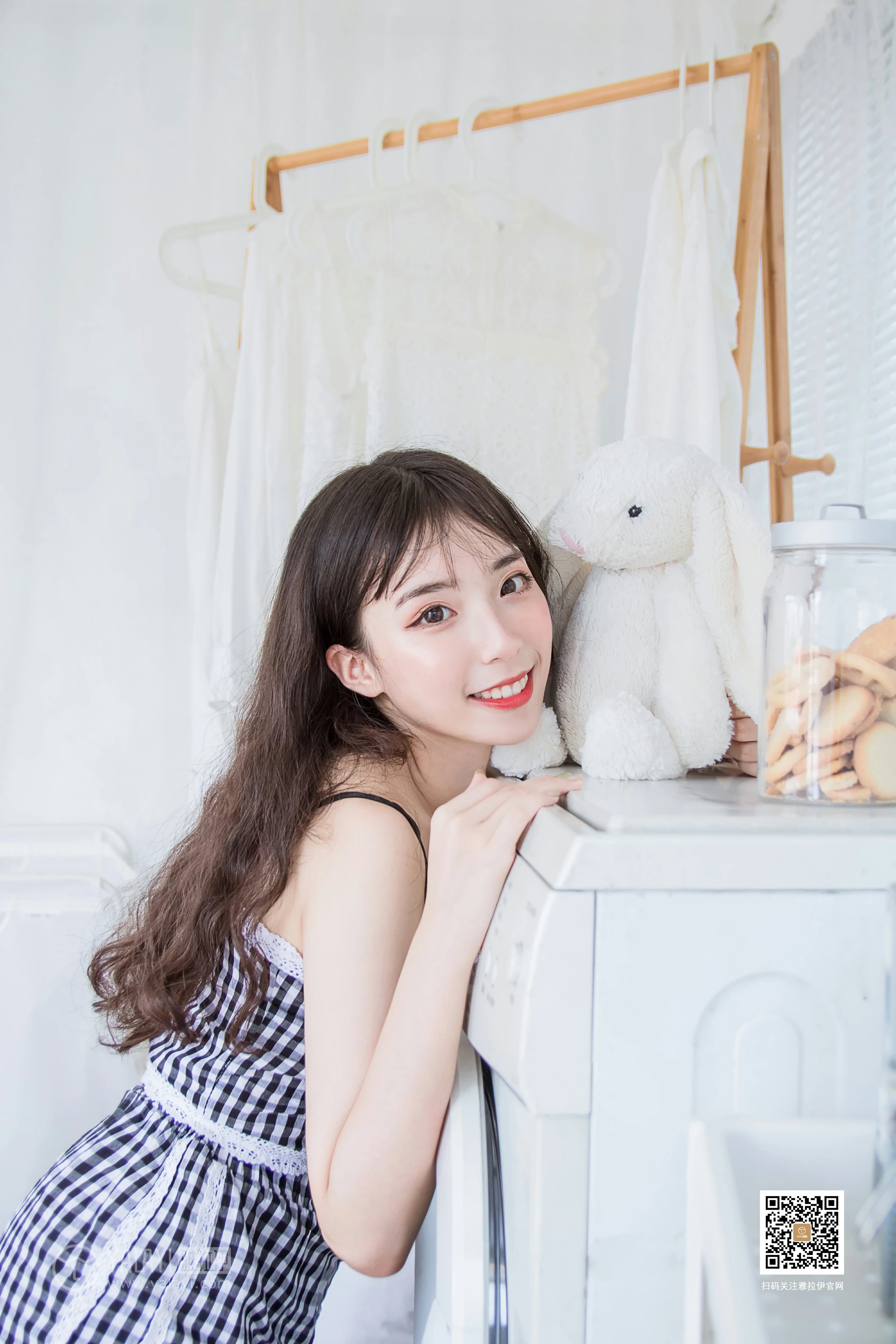 [YALAYI雅拉伊]No.369 一双白袜子 阿橙 吊带小背心加短裤性感私房写真集第4张