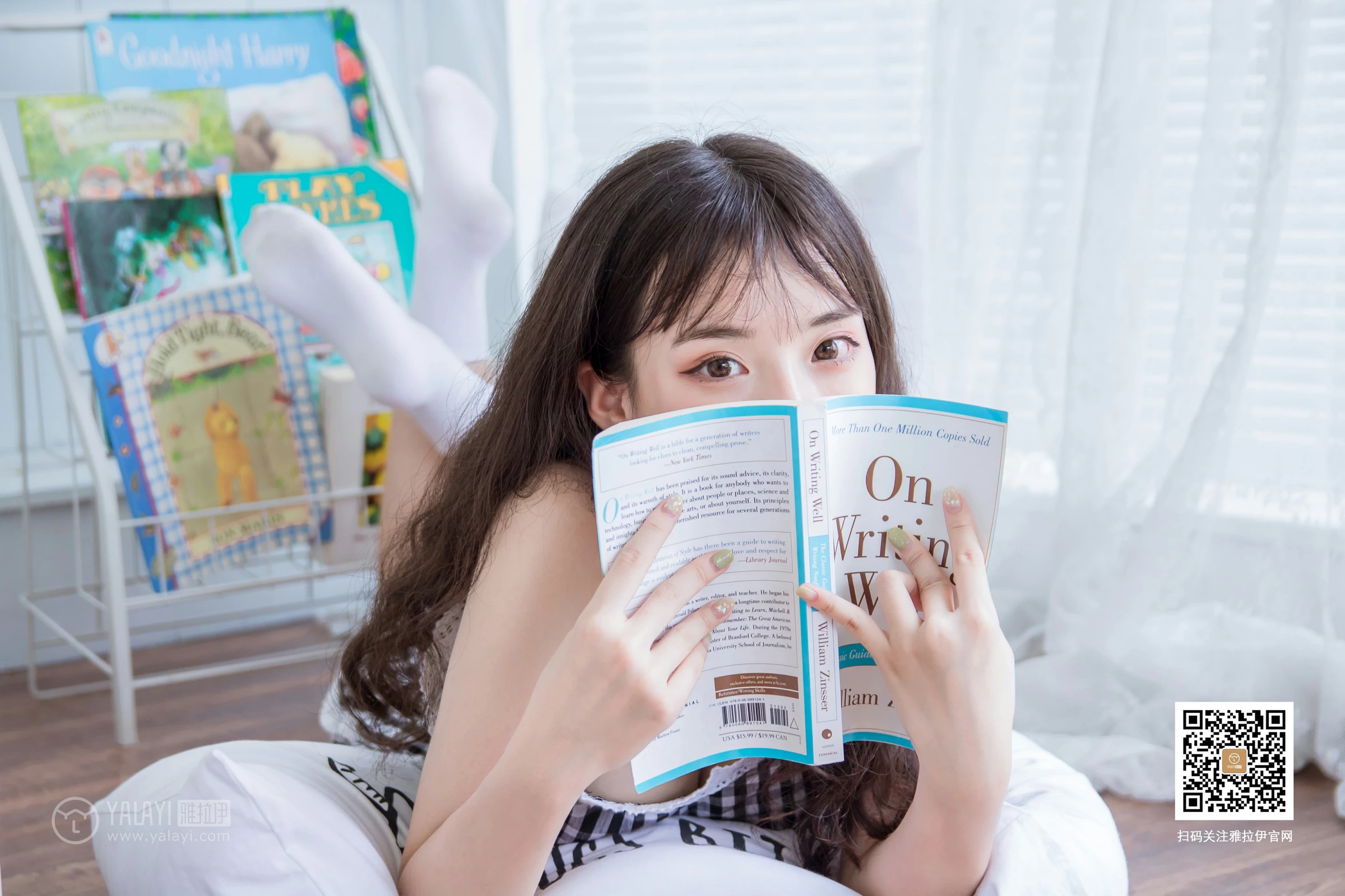 [YALAYI雅拉伊]No.369 一双白袜子 阿橙 吊带小背心加短裤性感私房写真集第13张