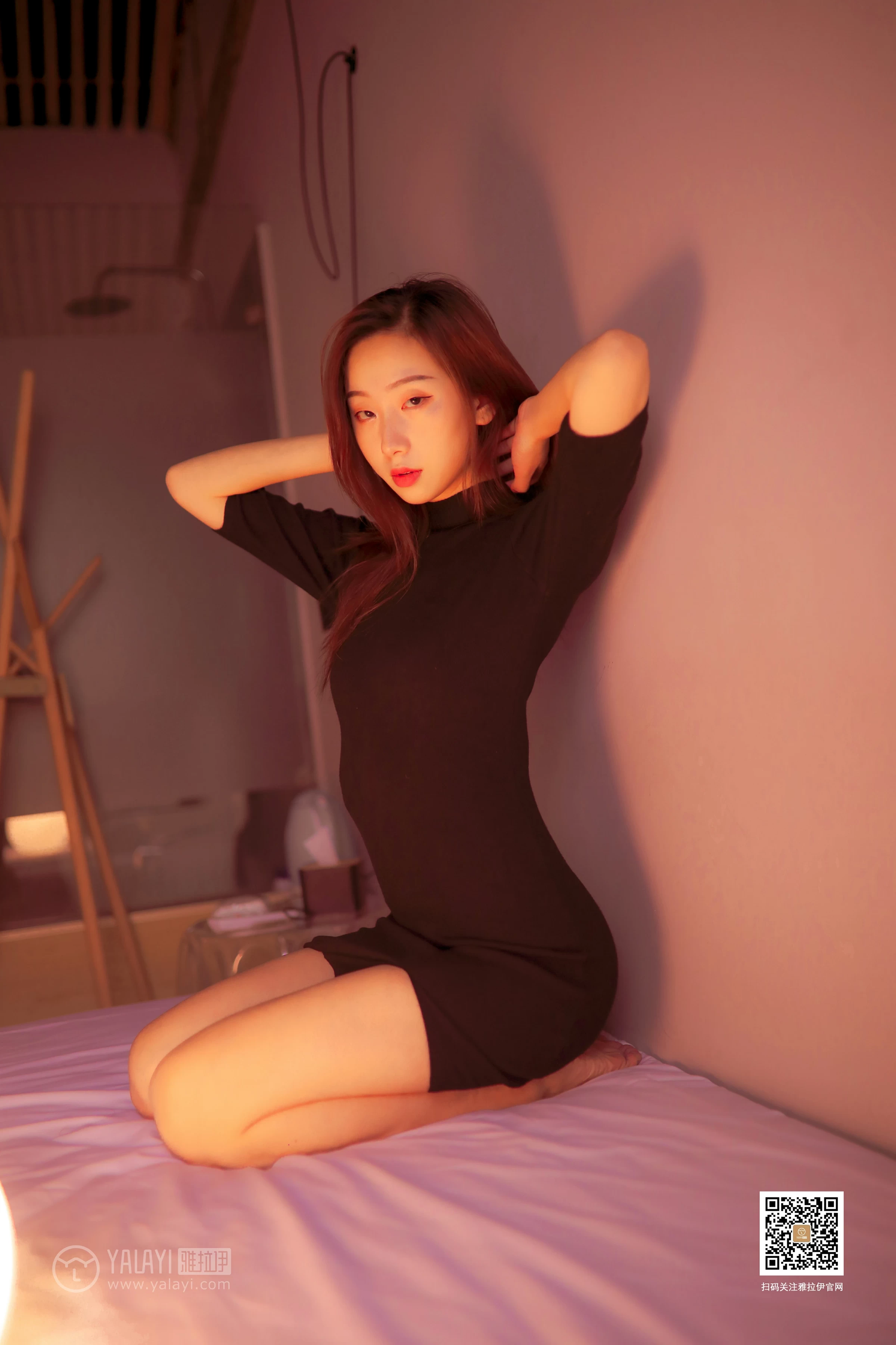 [YALAYI雅拉伊]No.365 情关难解 晓琪 黑色性感小背心与红色长裤加黑色内衣私房写真集第14张