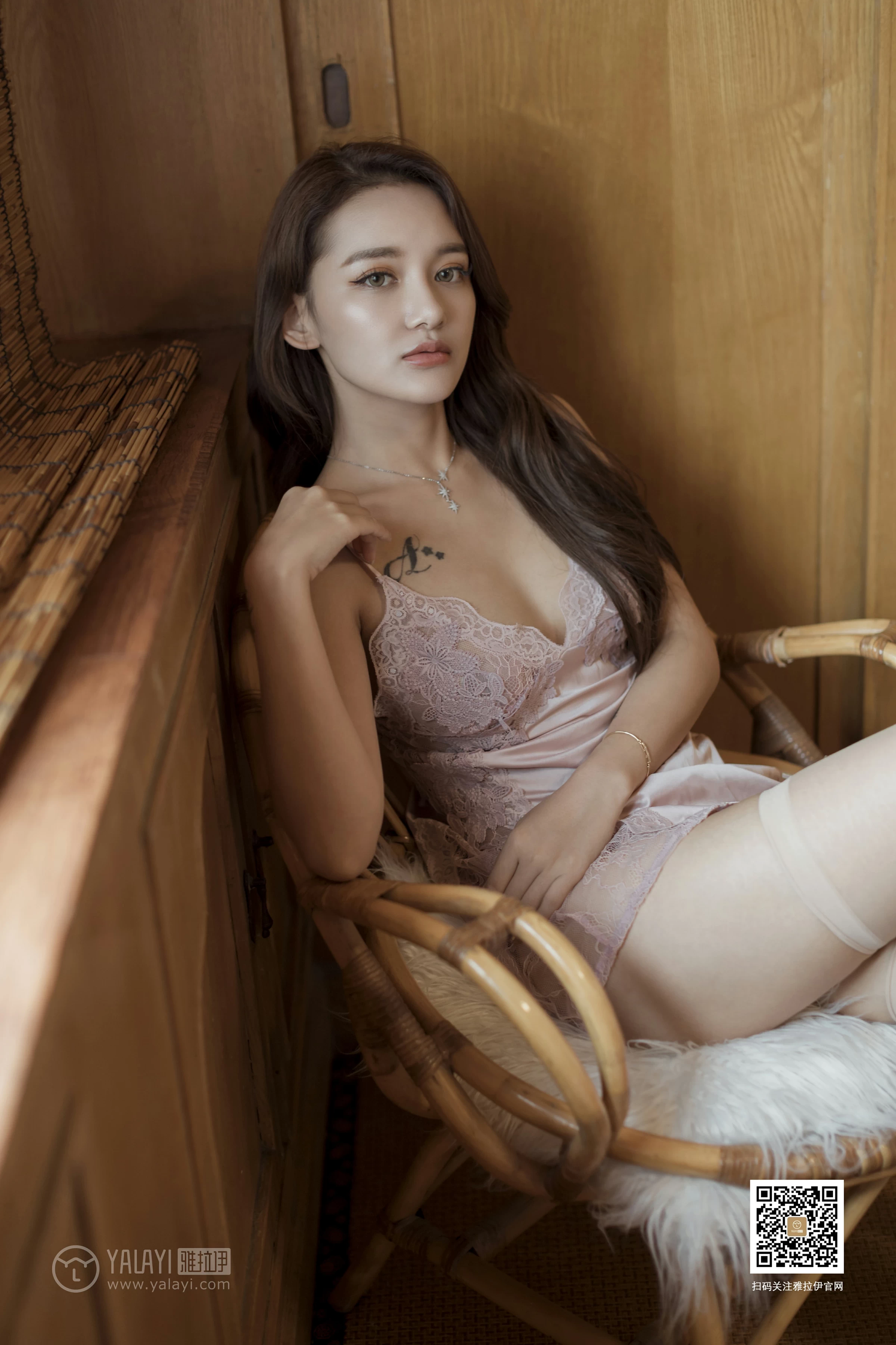 [YALAYI雅拉伊]No.377 异域丝情 刘子炀 粉色蕾丝睡衣加肉色丝袜美腿性感私房写真集第3张