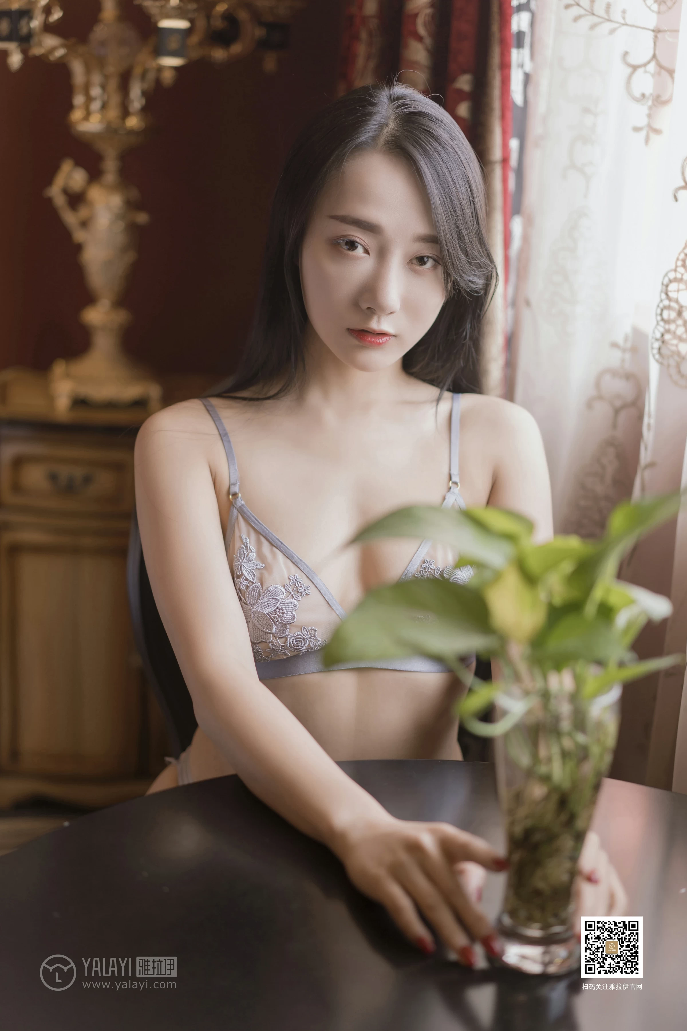 [YALAYI雅拉伊]No.373 可爱女人 何嘉颖 灰色蕾丝情趣内衣性感私房写真集第1张