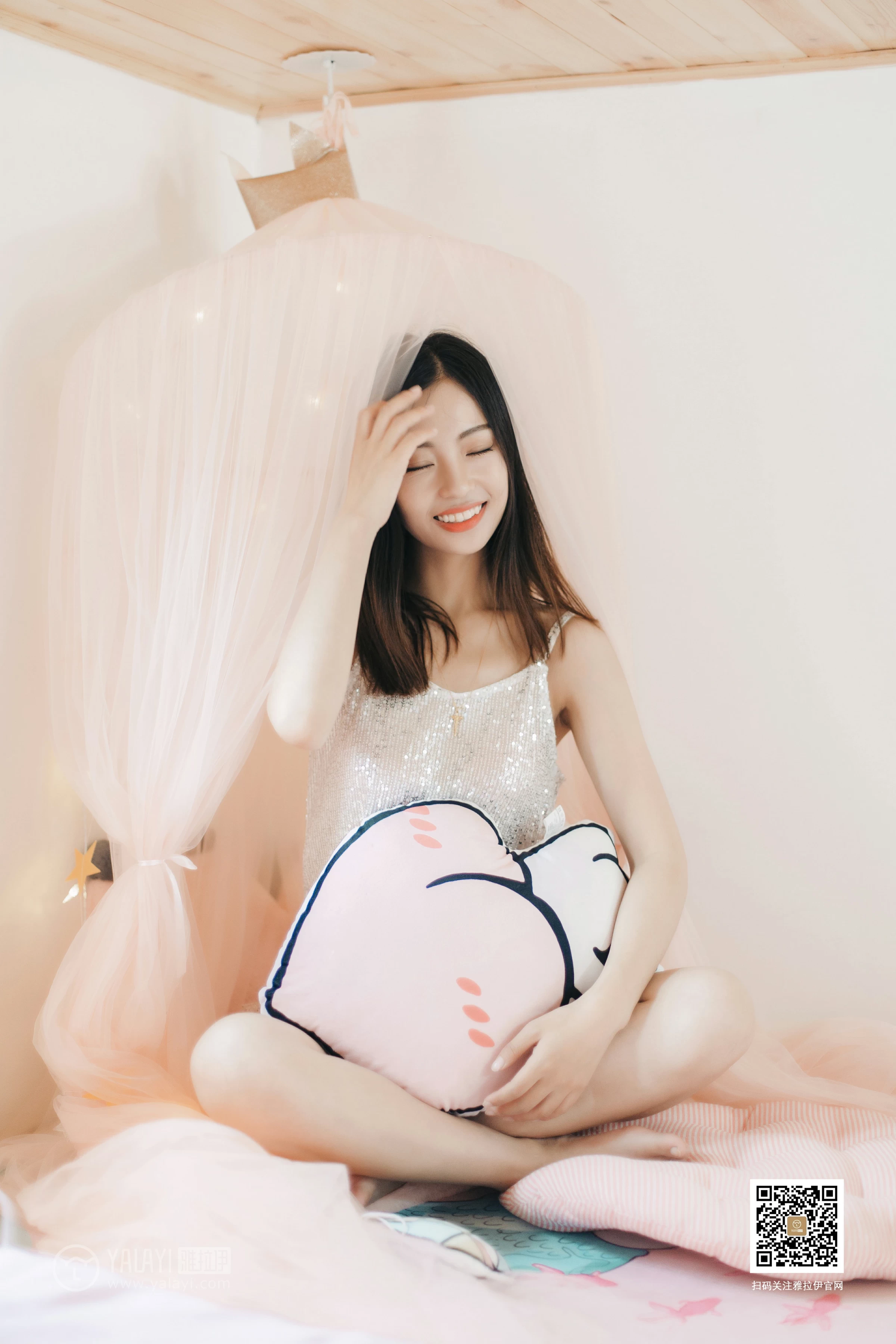 [YALAYI雅拉伊]No.374 心动的信号 高若童 银色性感小背心加白色情趣内裤私房写真集第2张