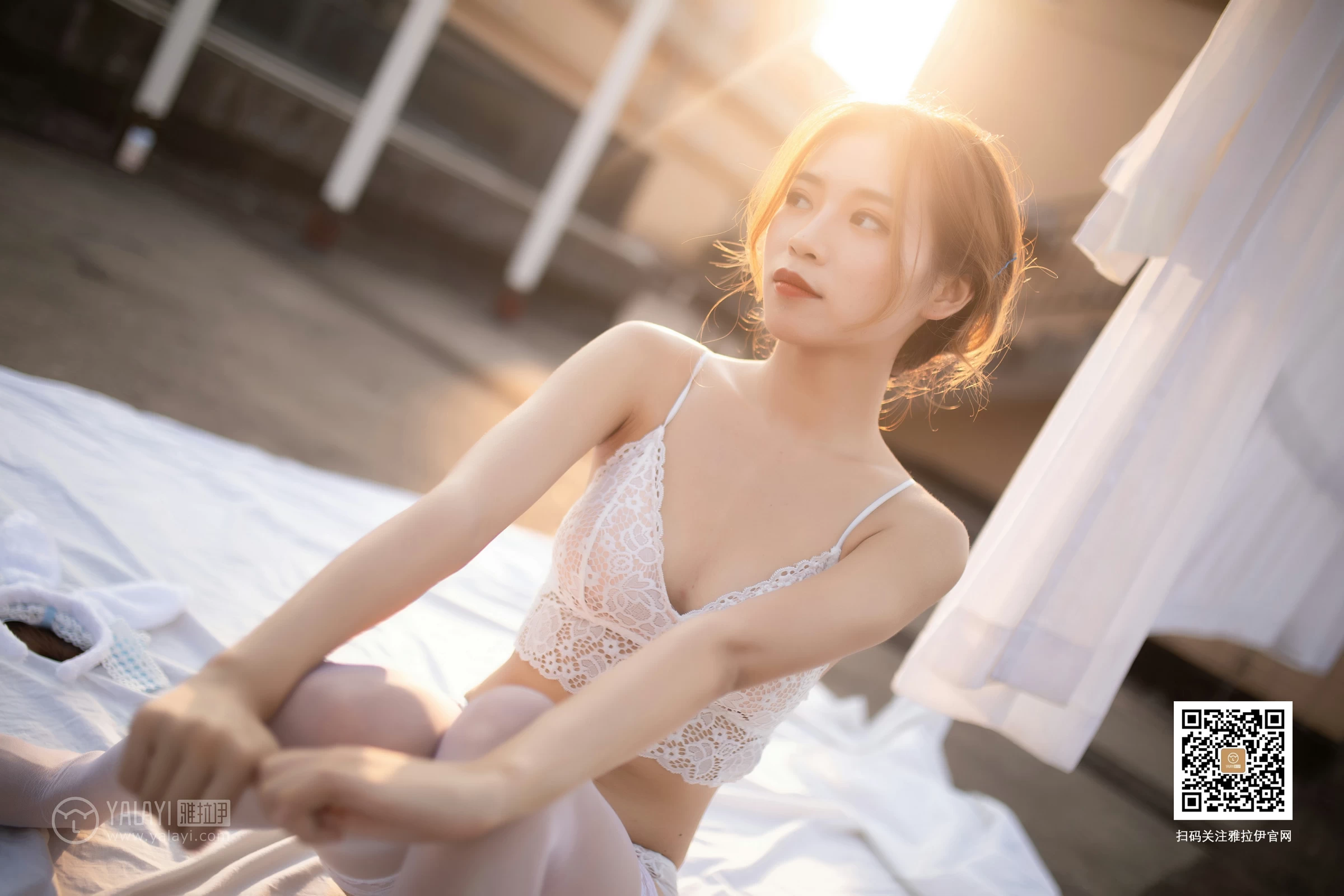 [YALAYI雅拉伊]No.378 天台上的丝语 丽雅 白色蕾丝镂空情趣内衣加白色丝袜美腿性感私房写真集第5张