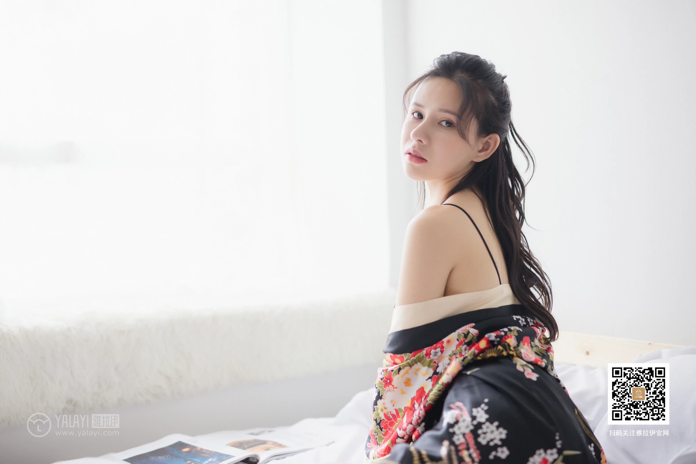 [YALAYI雅拉伊]No.383 瑶瑶 黑色睡衣加黑色蕾丝内衣性感私房写真集第2张