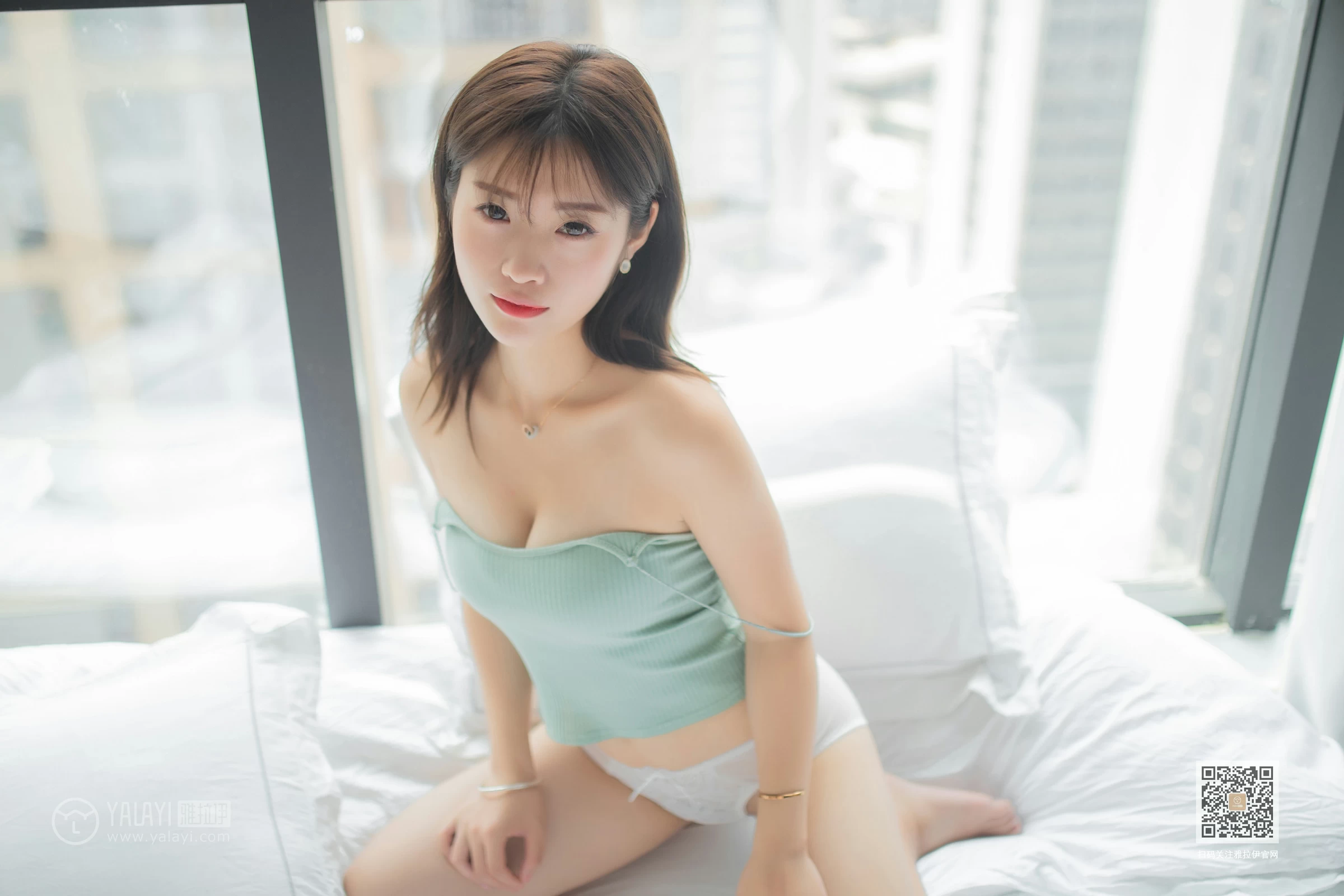 [YALAYI雅拉伊]No.396 少女心事 朵朵 淡蓝色性感小背心加白色蕾丝内裤私房写真集第2张