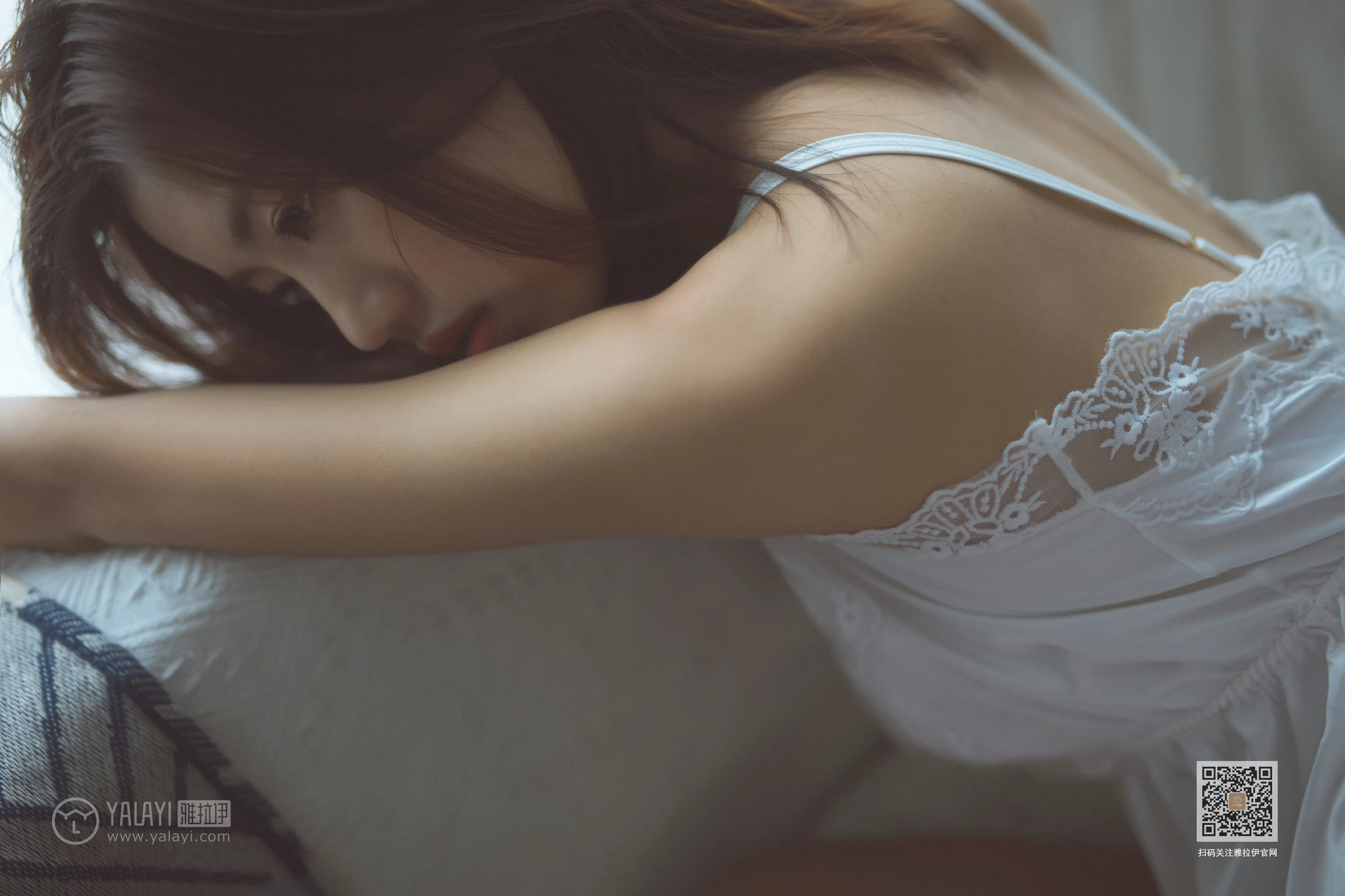 [YALAYI雅拉伊]No.397 念念又不忘 小小 白色吊带蕾丝睡衣性感私房写真集第15张