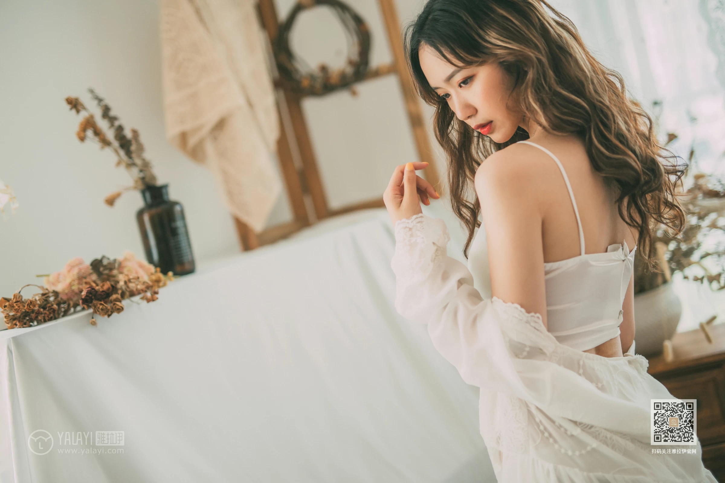 [YALAYI雅拉伊]Vol.408 写生模特 晓琳 白色透视睡衣加白色内衣性感私房写真集第5张