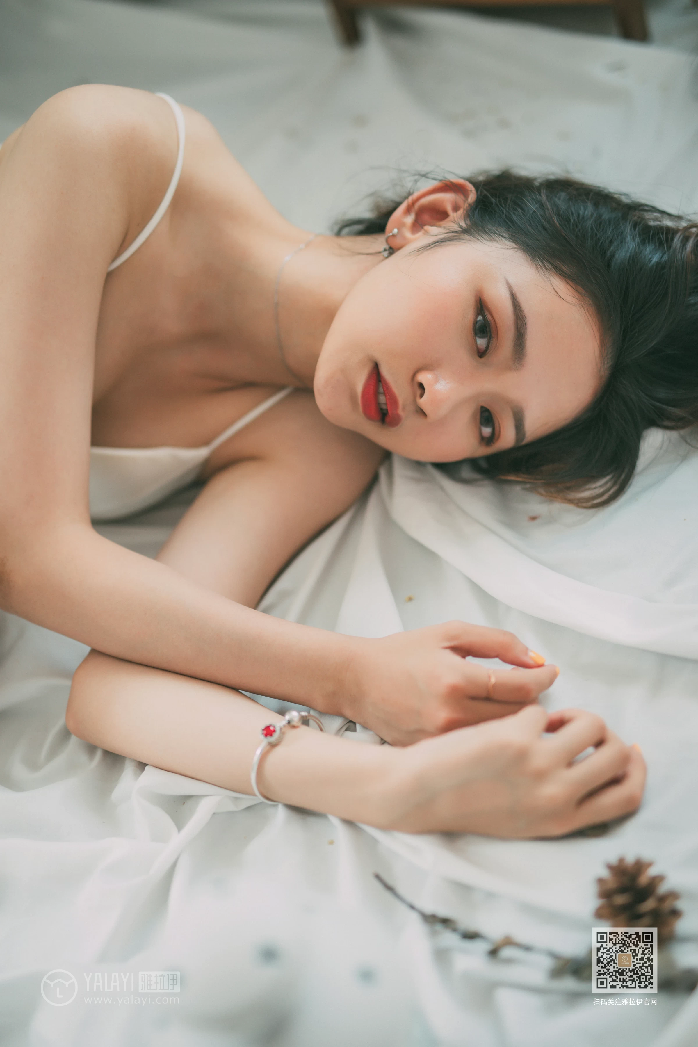 [YALAYI雅拉伊]Vol.408 写生模特 晓琳 白色透视睡衣加白色内衣性感私房写真集第14张