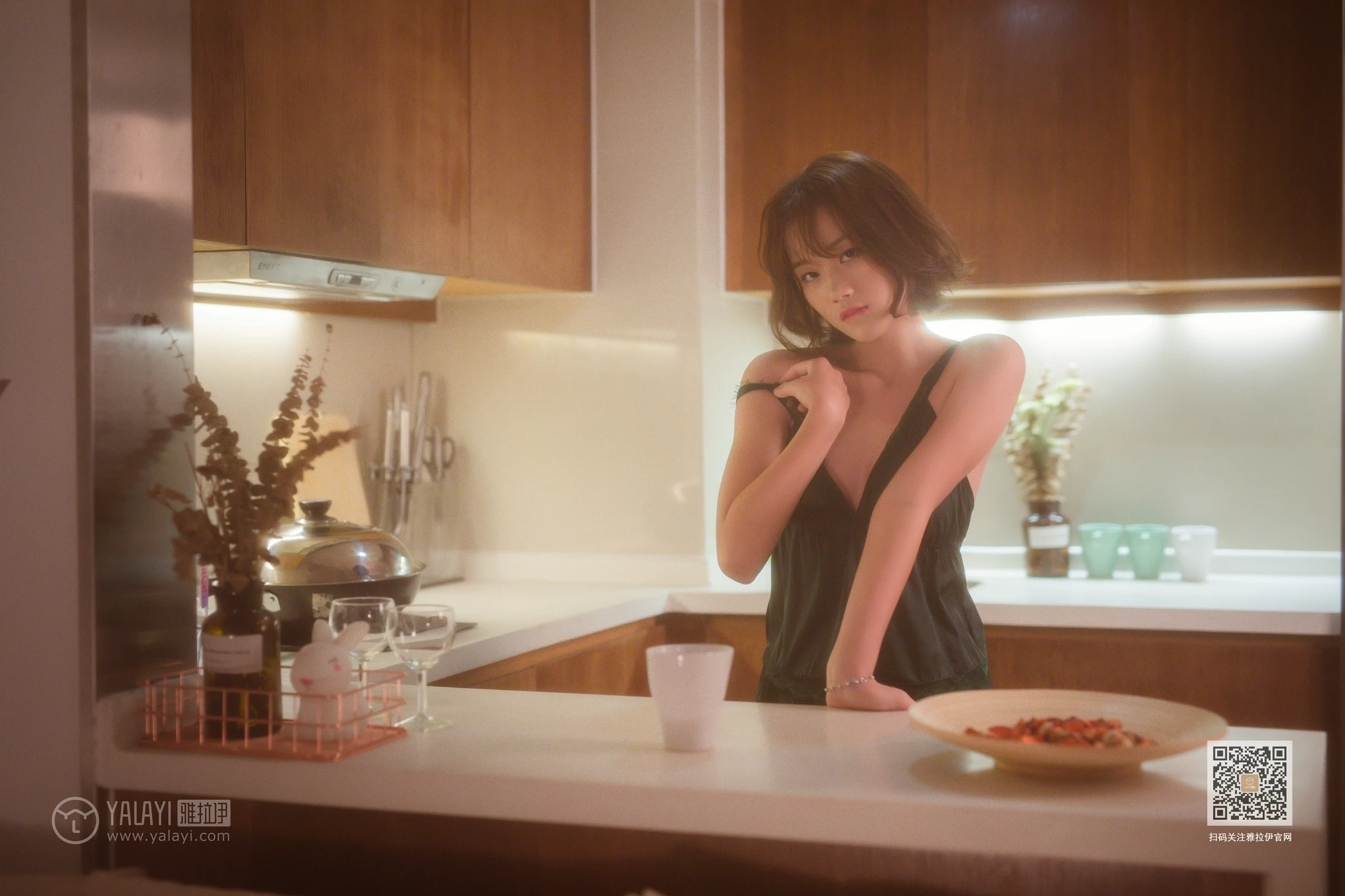 [YALAYI雅拉伊]Vol.412 特技小厨娘 良子 吊带睡衣加蕾丝短裤性感私房写真集第4张