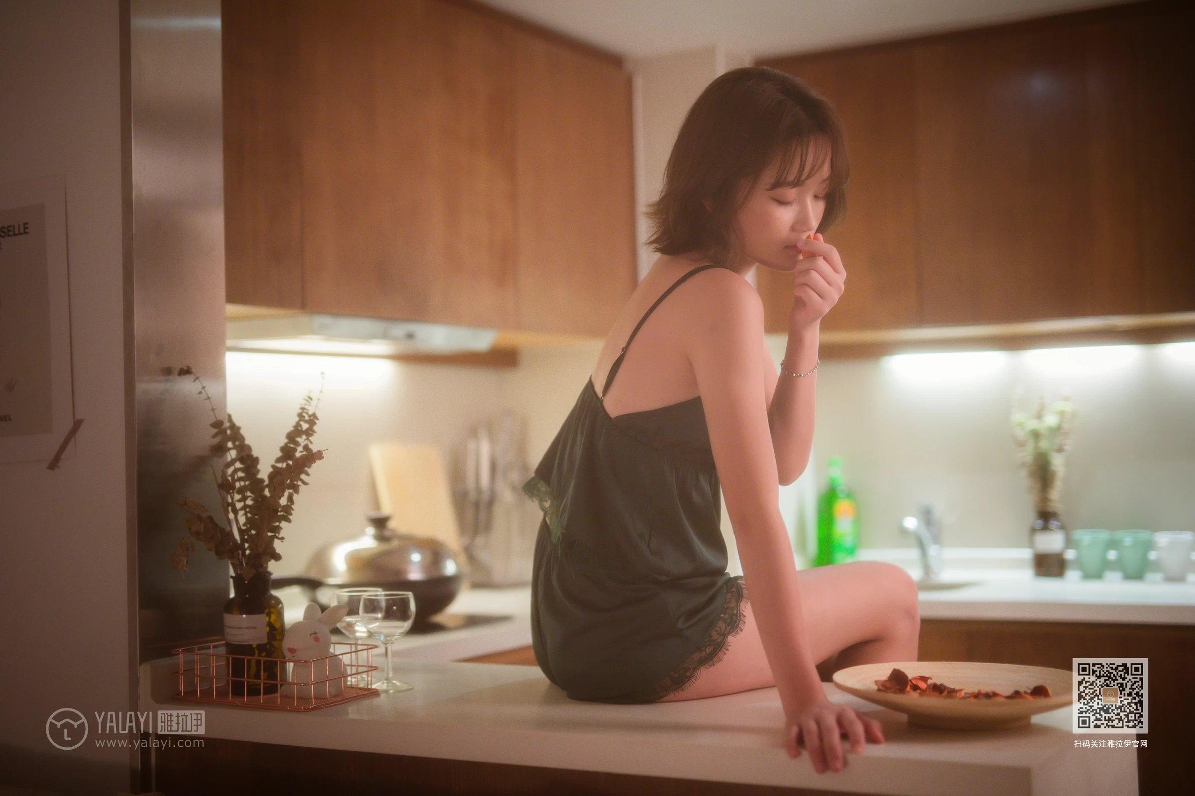 [YALAYI雅拉伊]Vol.412 特技小厨娘 良子 吊带睡衣加蕾丝短裤性感私房写真集第7张