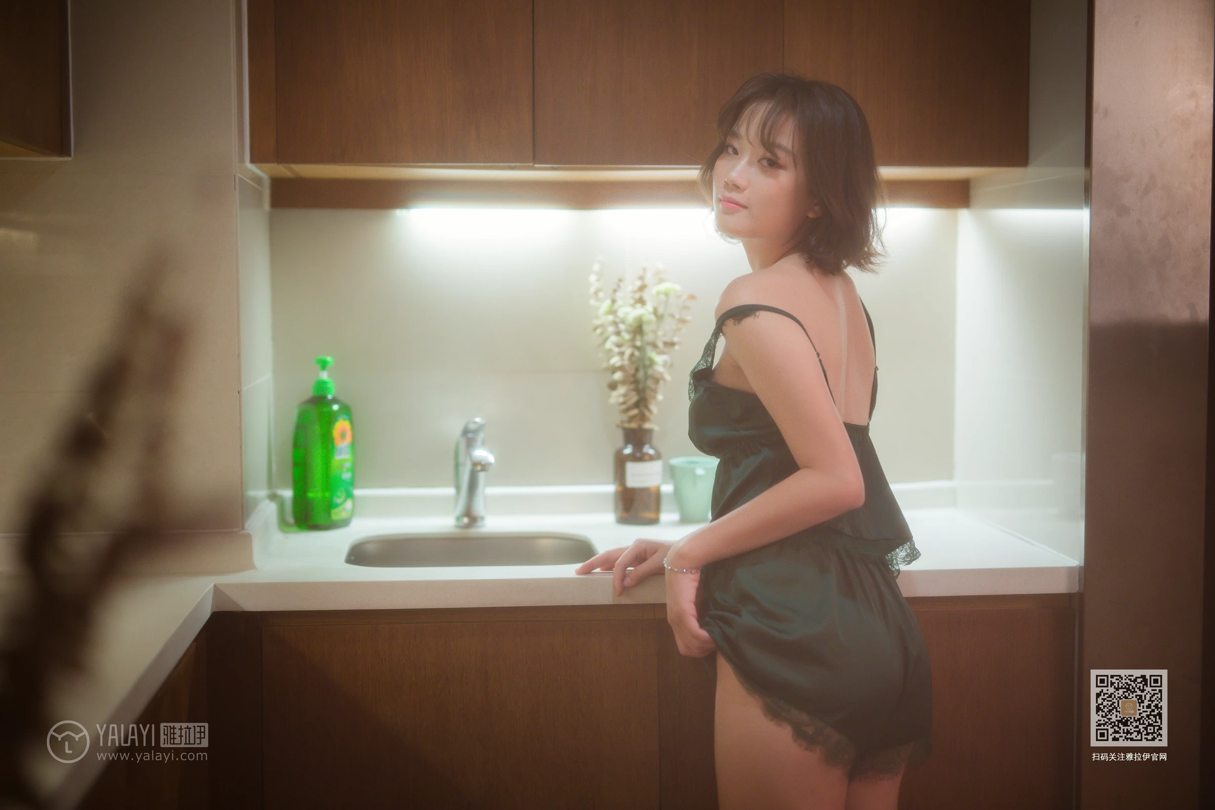 [YALAYI雅拉伊]Vol.412 特技小厨娘 良子 吊带睡衣加蕾丝短裤性感私房写真集第12张
