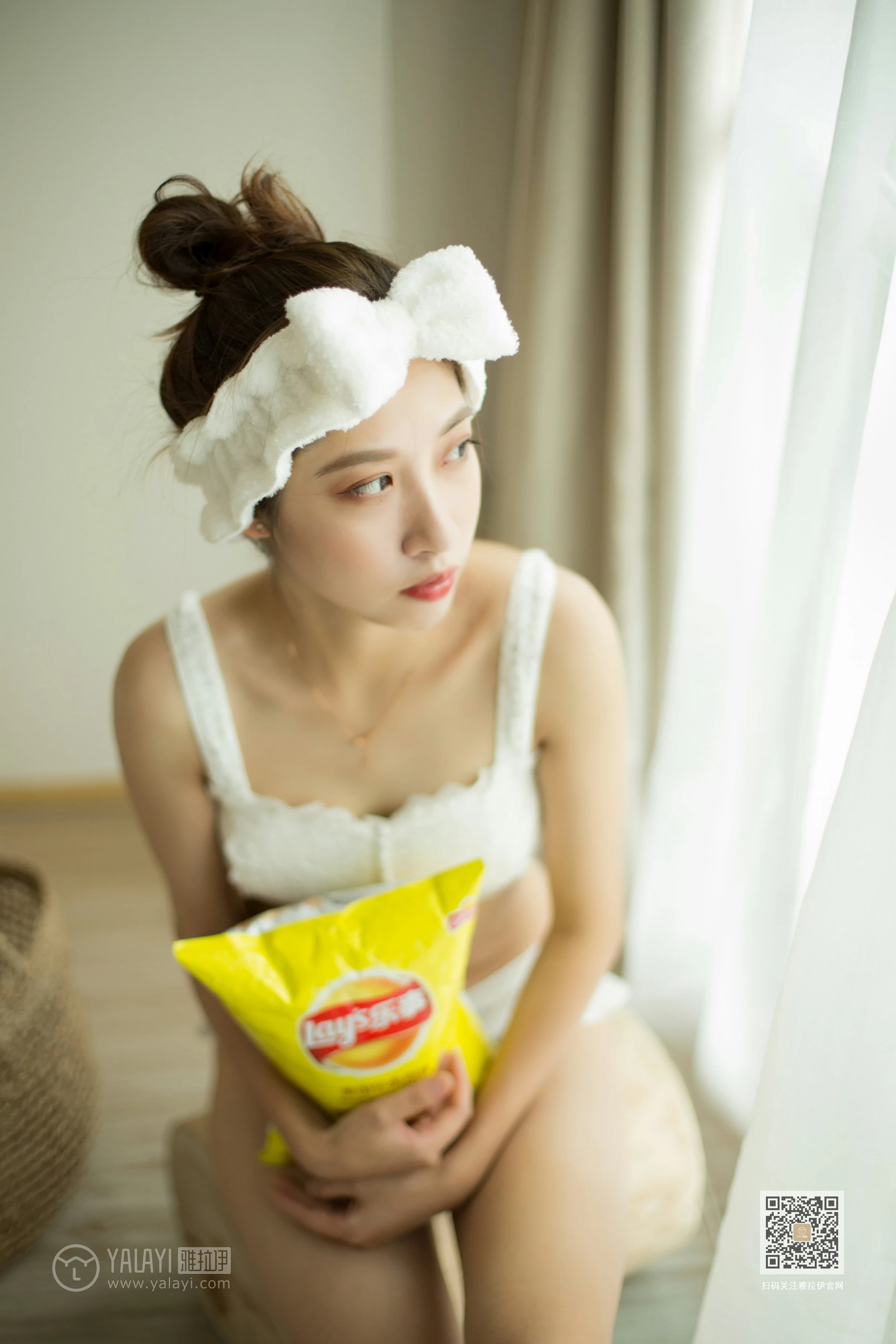 [YALAYI雅拉伊]Vol.421 素颜 蓝心 白色蕾丝内衣与棕色连体比基尼泳装性感私房写真集第6张