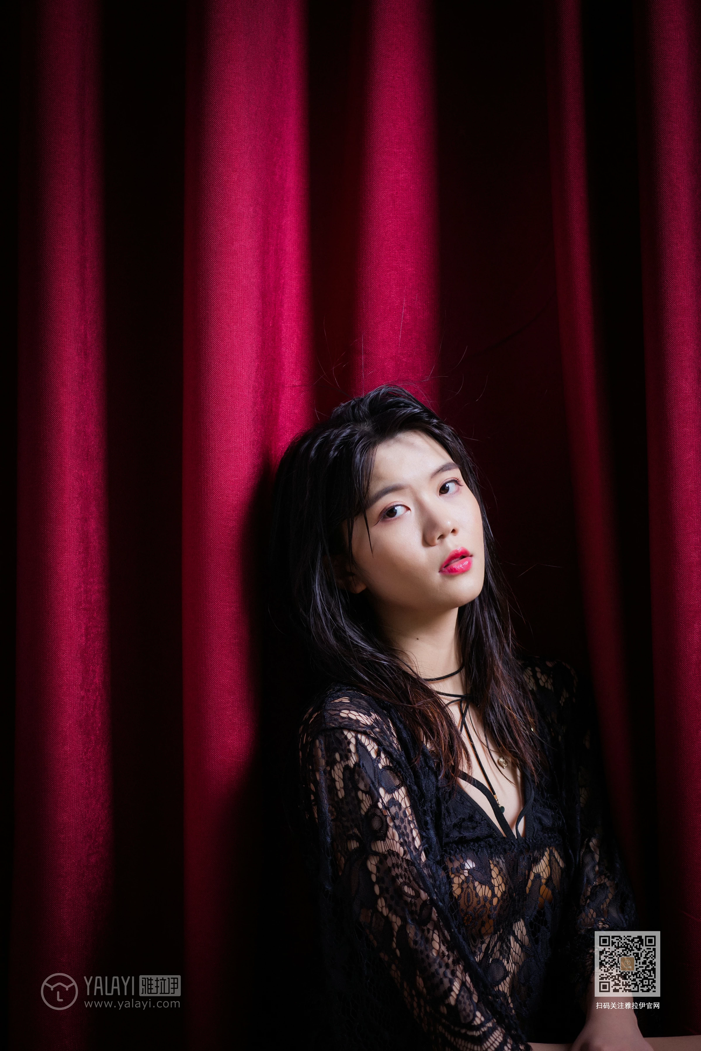 [YALAYI雅拉伊]Vol.422 幕后女友 倪倪 黑色透视镂空睡衣加蕾丝情趣内衣性感私房写真集第3张
