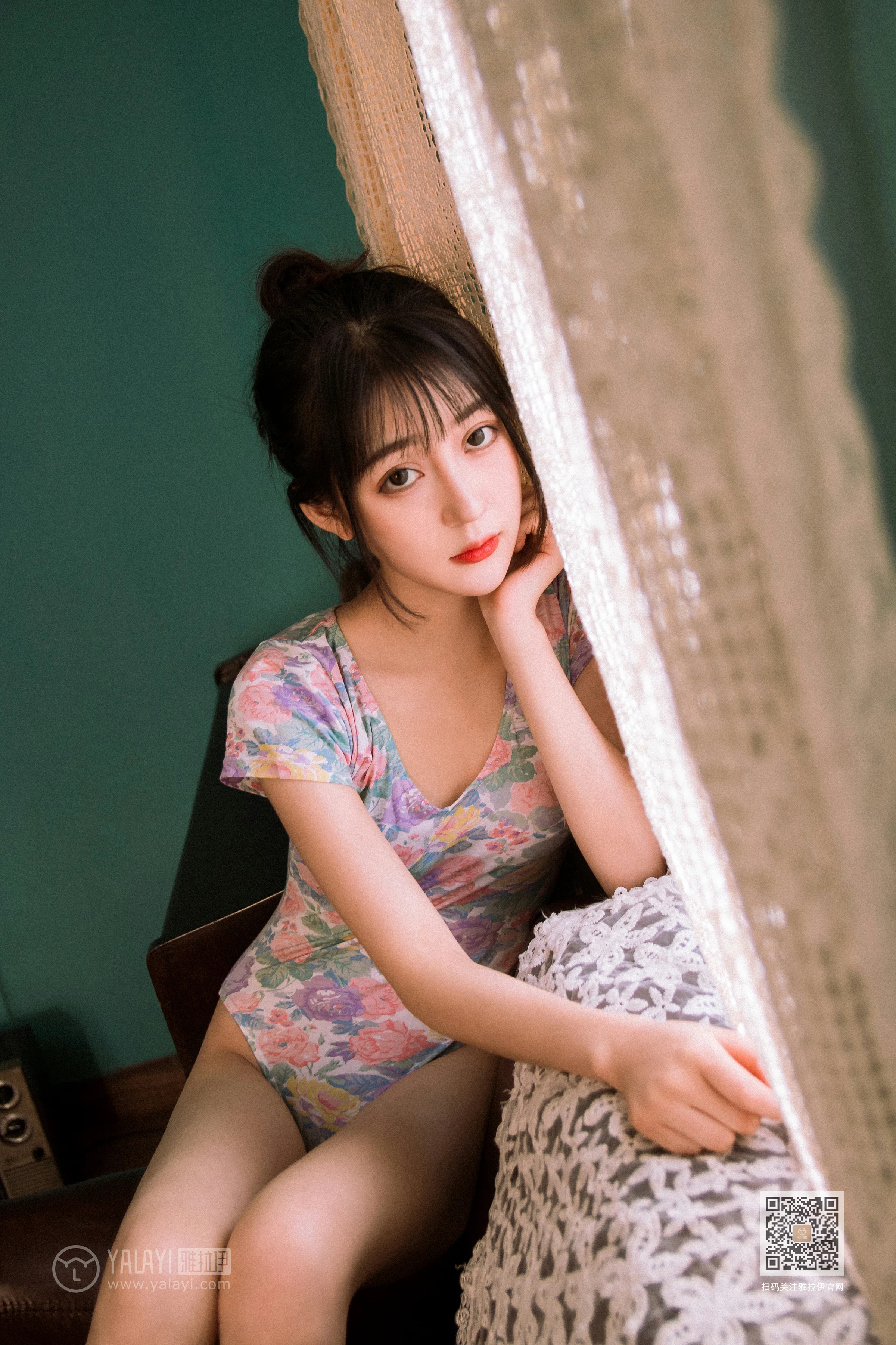 [YALAYI雅拉伊]Vol.433 复古情怀 卉卉 碎花连体衣居家性感私房写真集第4张
