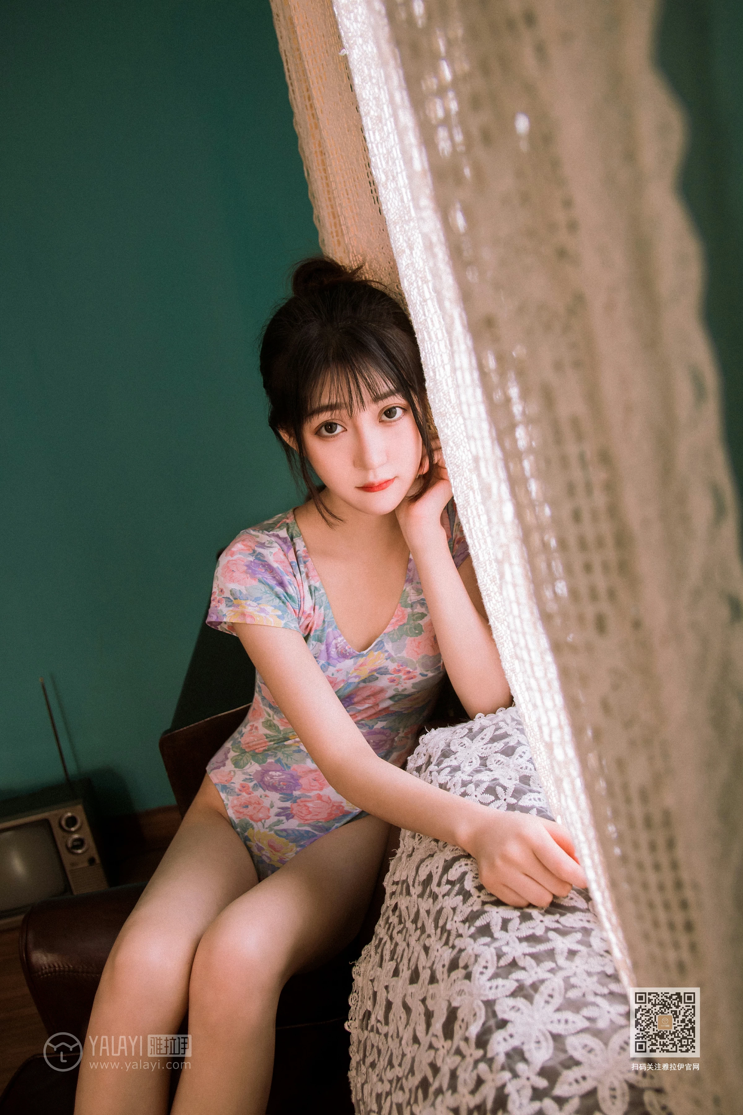 [YALAYI雅拉伊]Vol.433 复古情怀 卉卉 碎花连体衣居家性感私房写真集第14张