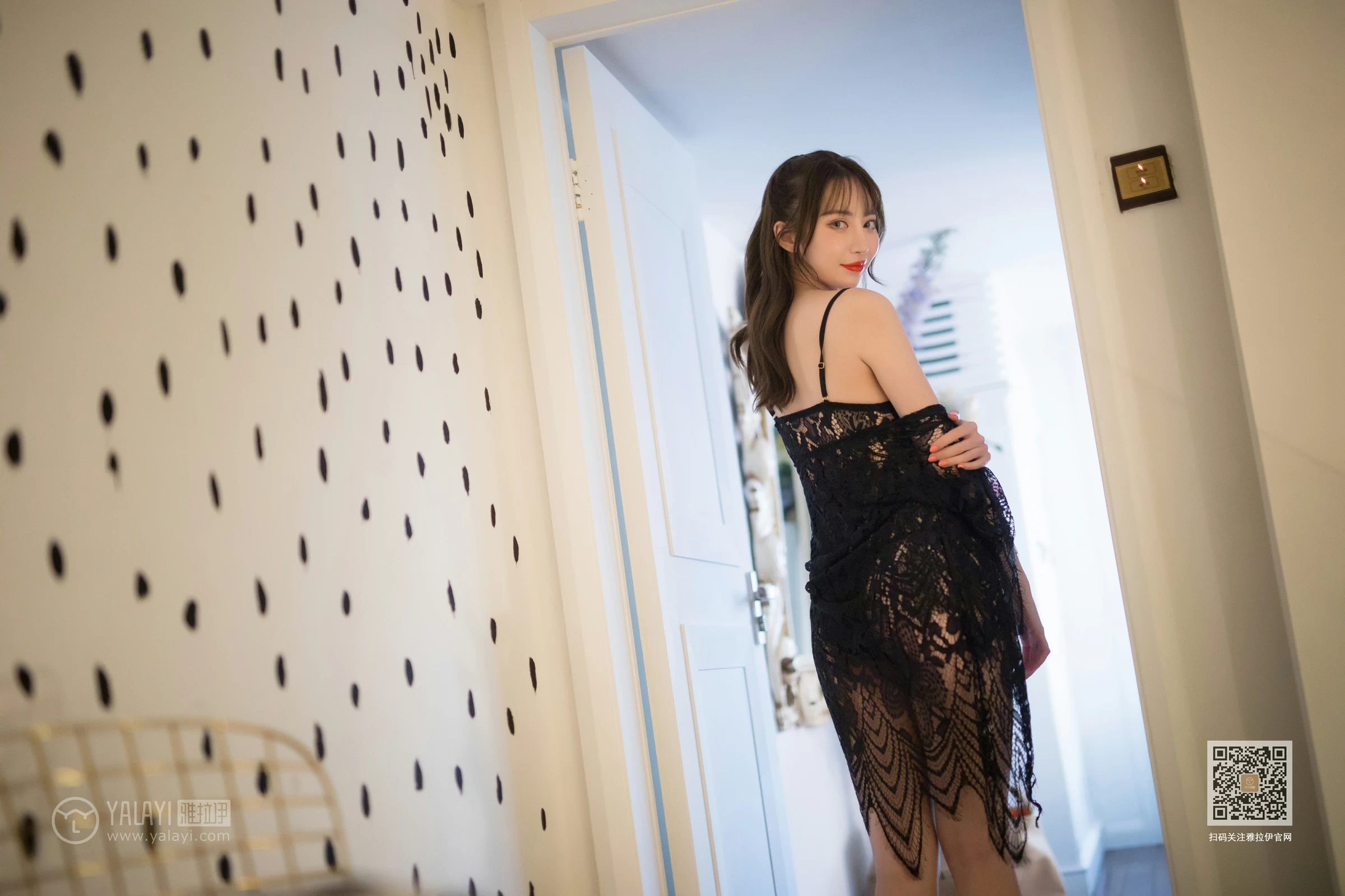 [YALAYI雅拉伊]Vol.435 现代白雪公主 黑色透视镂空睡衣加黑色蕾丝内衣性感私房写真集第5张