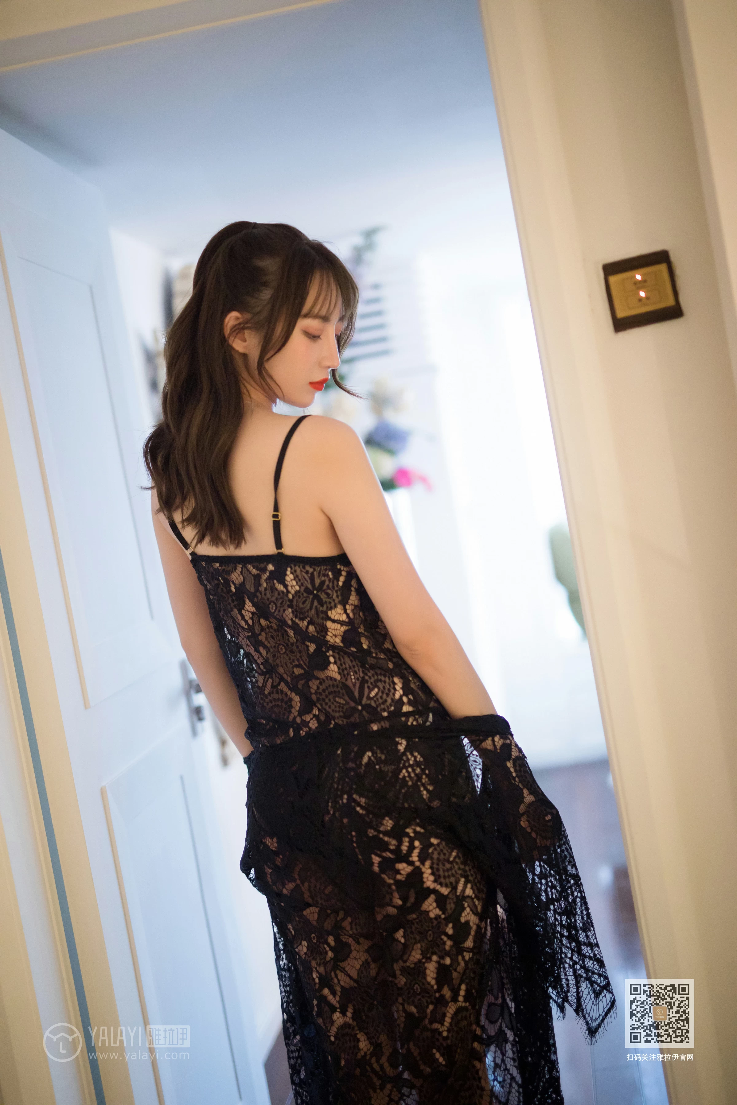 [YALAYI雅拉伊]Vol.435 现代白雪公主 黑色透视镂空睡衣加黑色蕾丝内衣性感私房写真集第5张