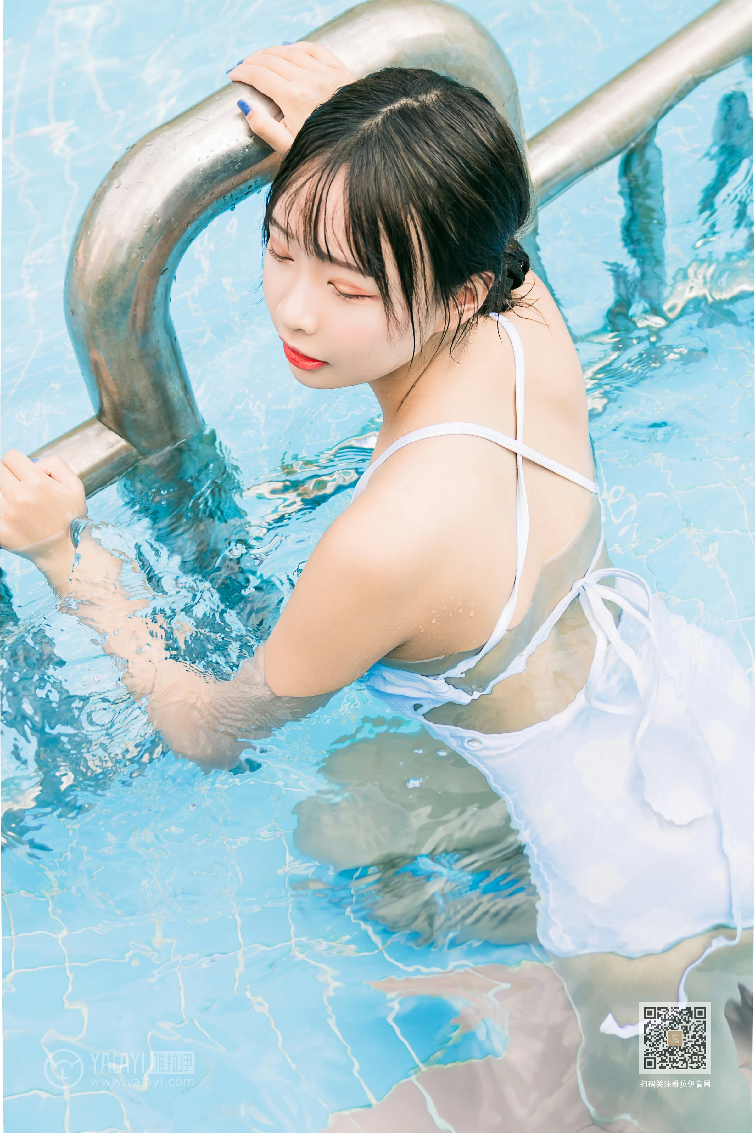 [YALAYI雅拉伊]Vol.437 夏日回憶 阿禾 蓝色连体比基尼泳装性感私房写真集第2张