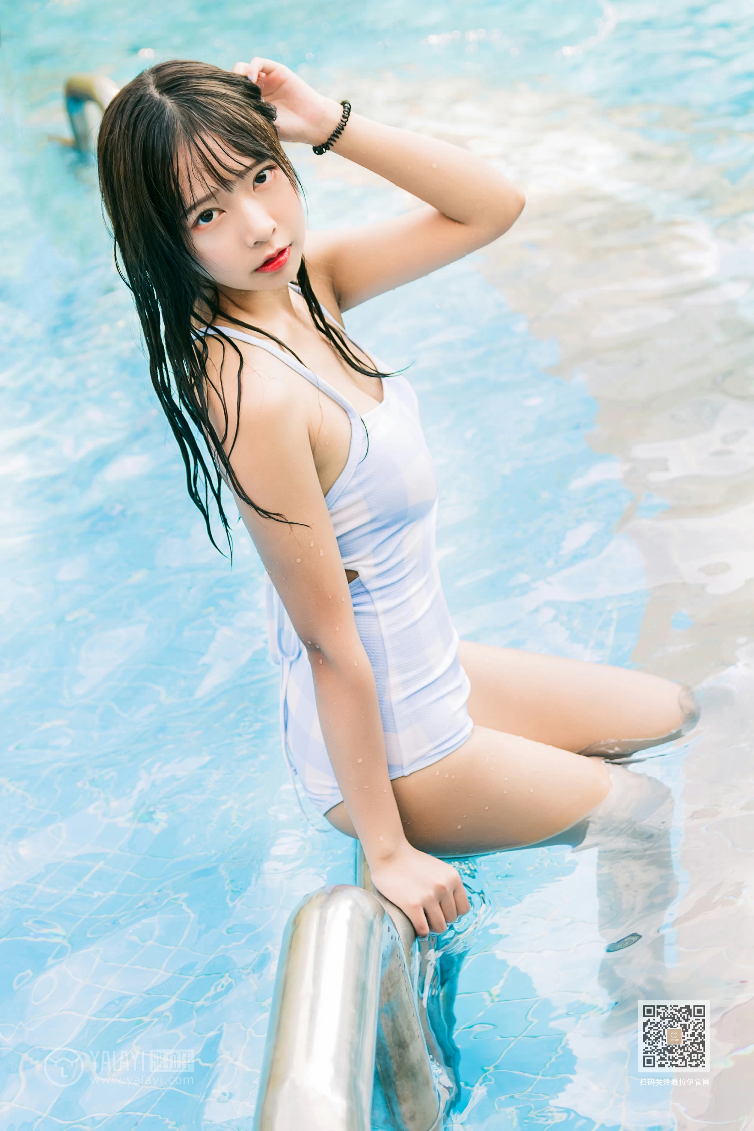 [YALAYI雅拉伊]Vol.437 夏日回憶 阿禾 蓝色连体比基尼泳装性感私房写真集第4张