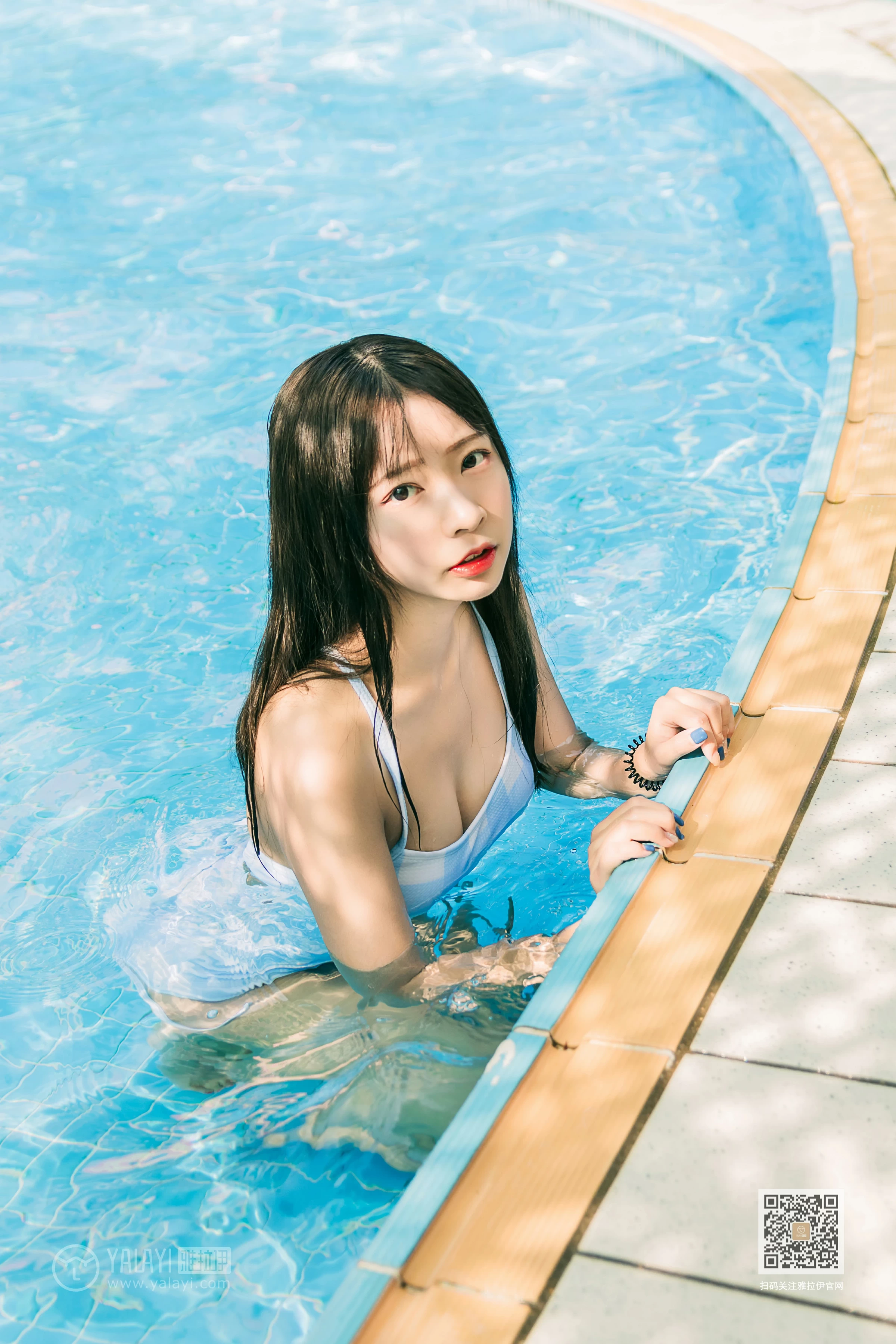 [YALAYI雅拉伊]Vol.437 夏日回憶 阿禾 蓝色连体比基尼泳装性感私房写真集第5张