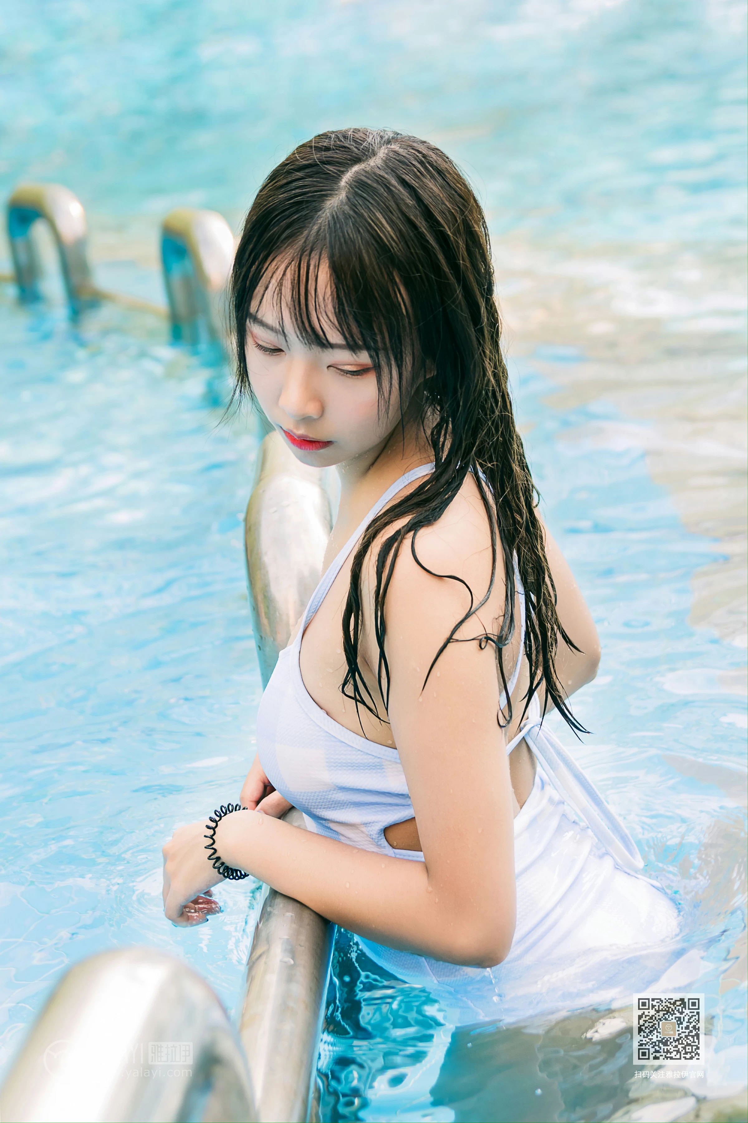 [YALAYI雅拉伊]Vol.437 夏日回憶 阿禾 蓝色连体比基尼泳装性感私房写真集第9张