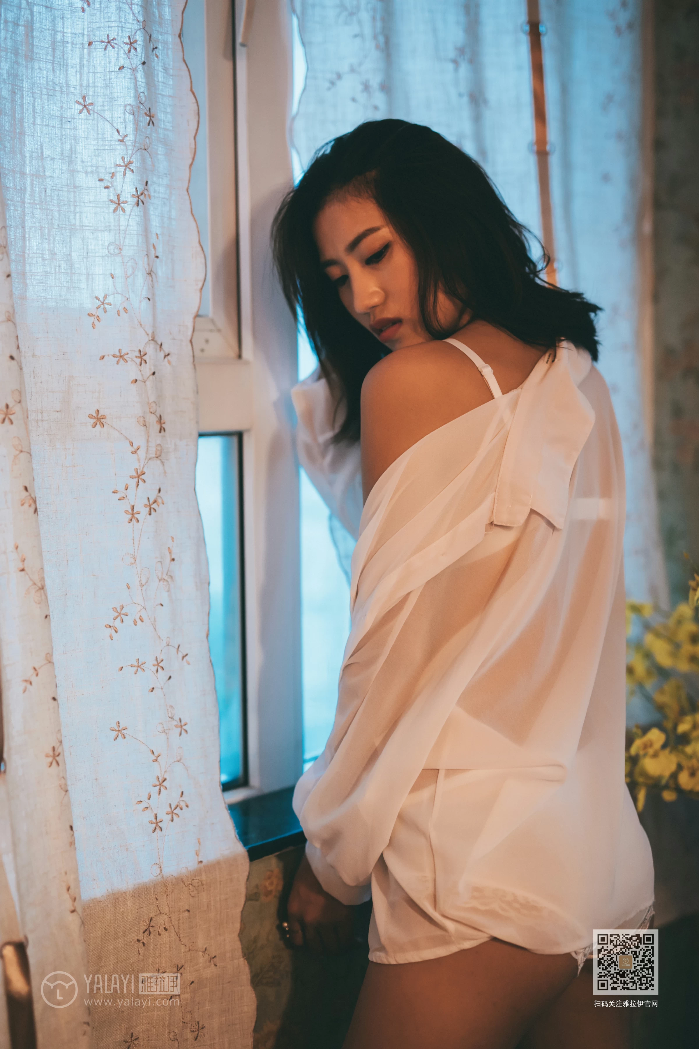[YALAYI雅拉伊]Vol.442 空房间 小小 白色透视衬衫加白色蕾丝内衣性感私房写真集第2张