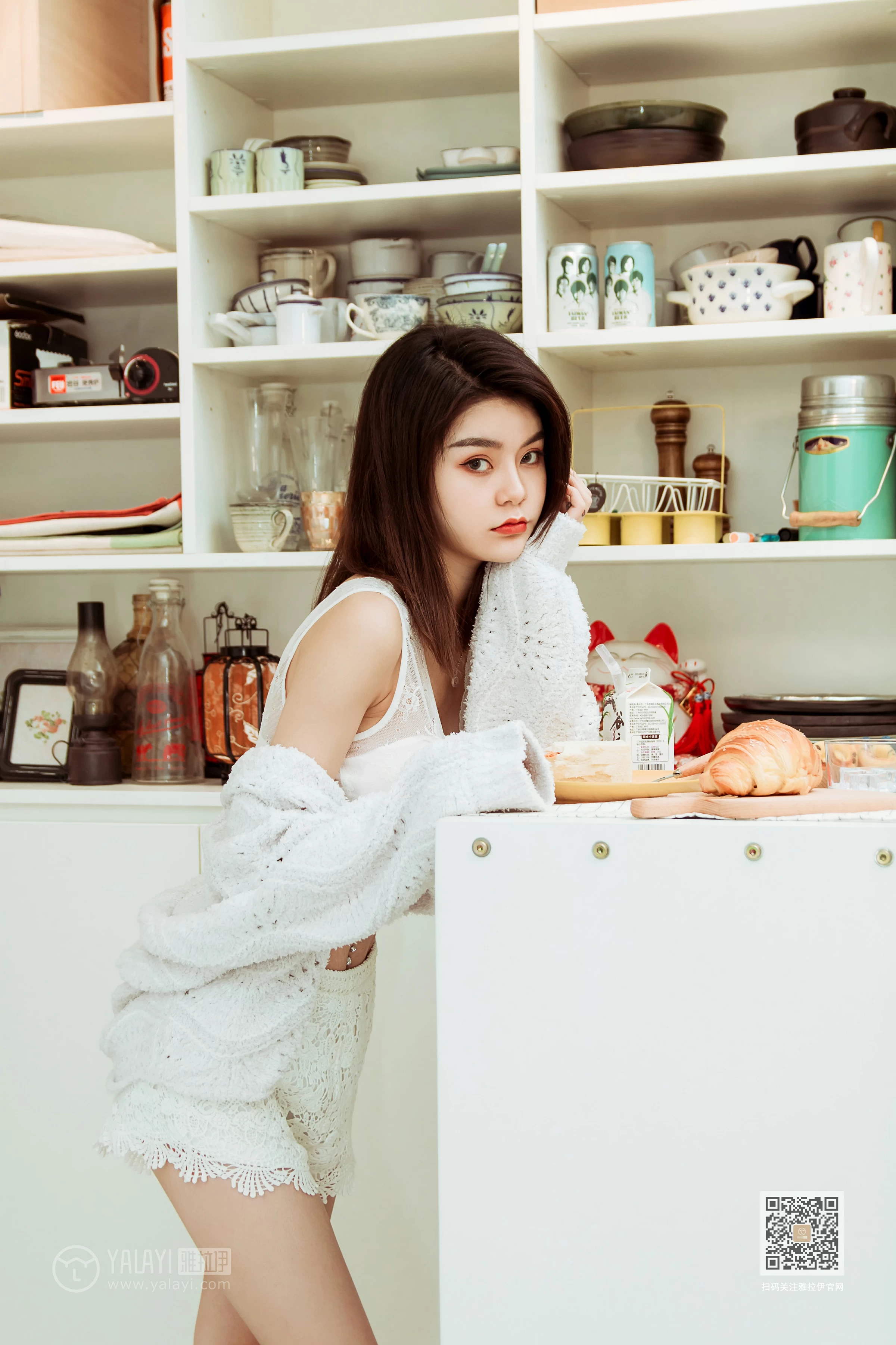 [YALAYI雅拉伊]Vol.444 东京的早餐 慧儿 白色镂空外衣加白色蕾丝内衣性感私房写真集第6张