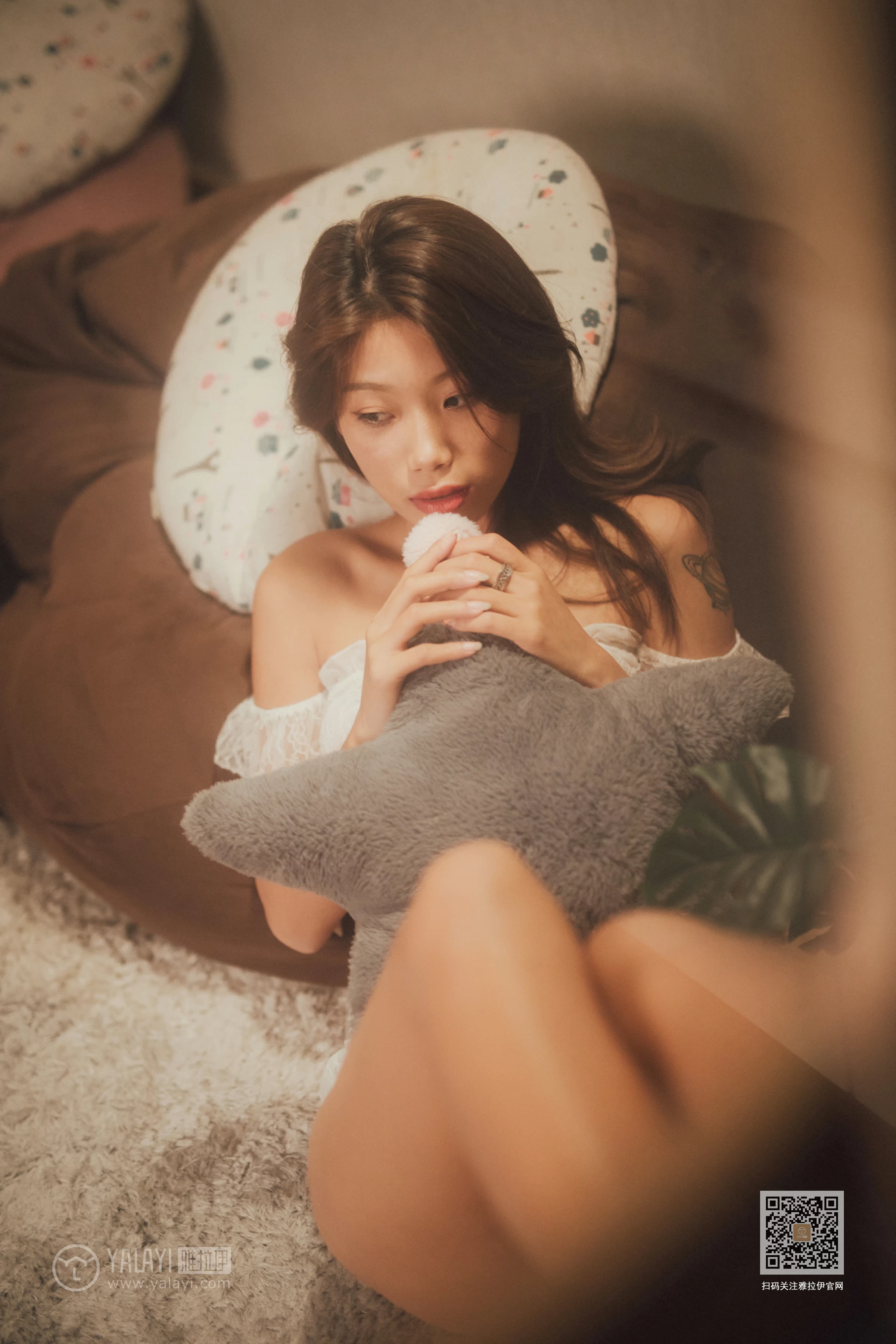 [YALAYI雅拉伊]Vol.481 居家女友 静初 白色透视情趣内衣性感私房写真集第7张