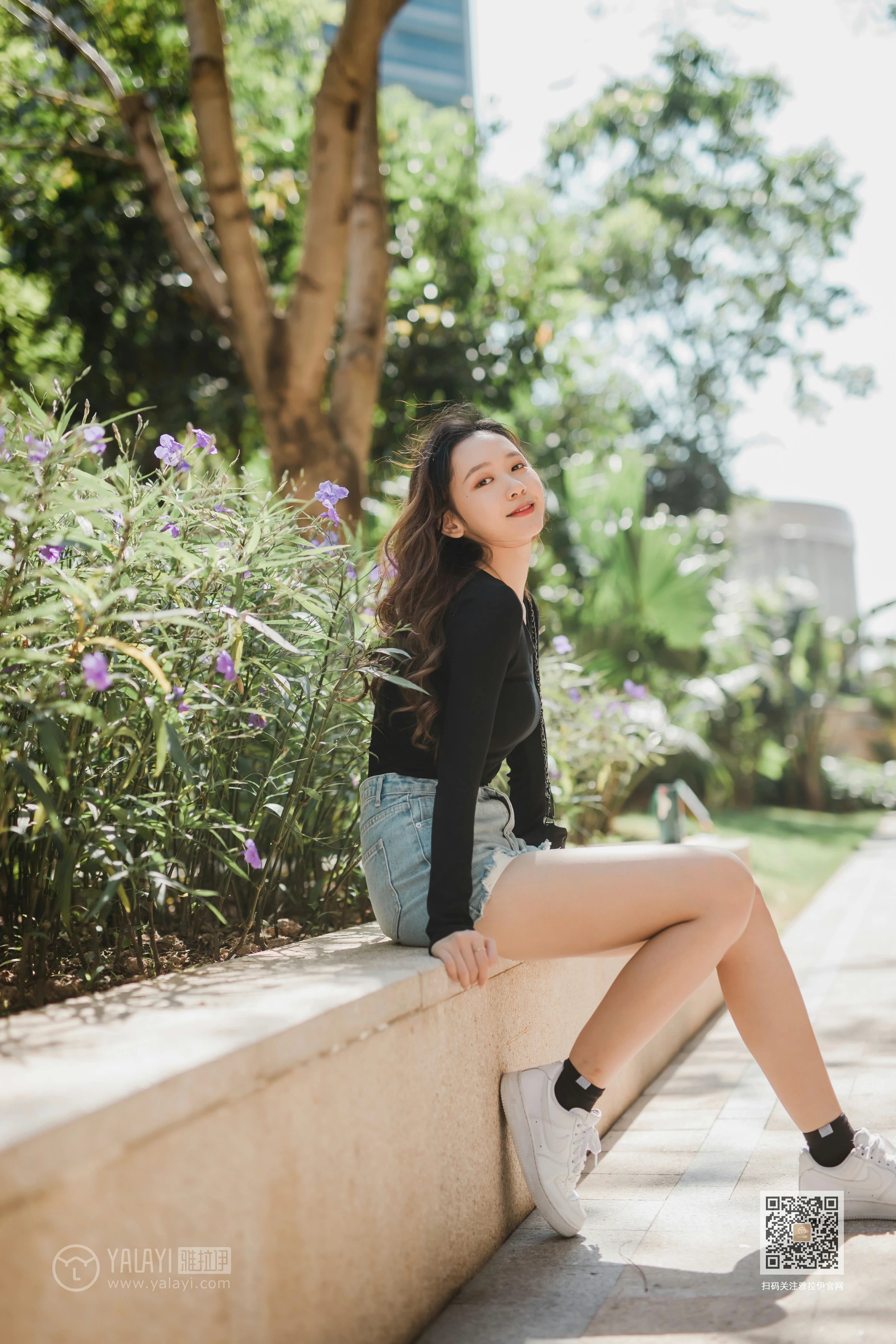 [YALAYI雅拉伊]Vol.484 陪你逛街 晓琳 黑色紧身上衣加牛仔短裤性感私房写真集第3张