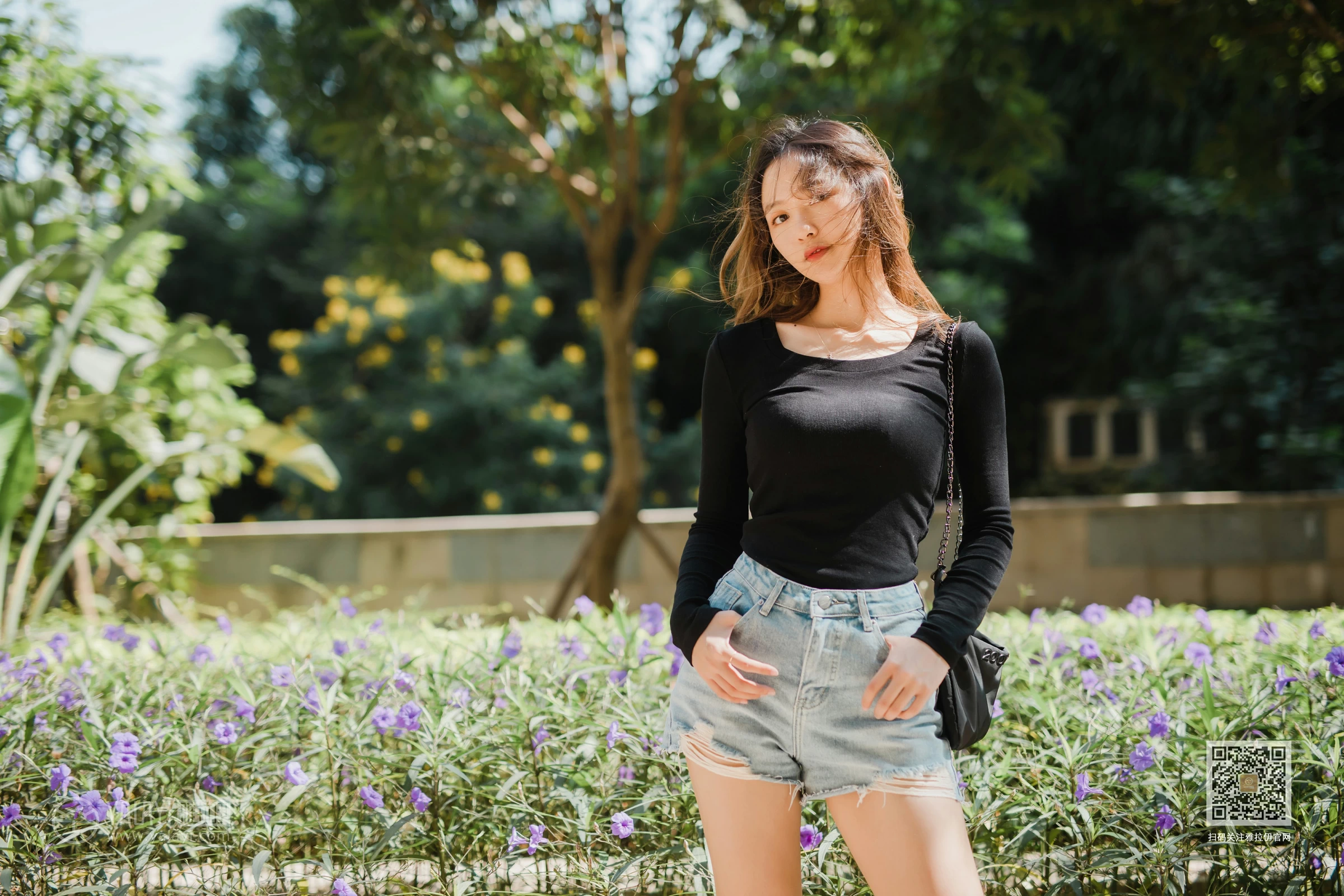 [YALAYI雅拉伊]Vol.484 陪你逛街 晓琳 黑色紧身上衣加牛仔短裤性感私房写真集第4张