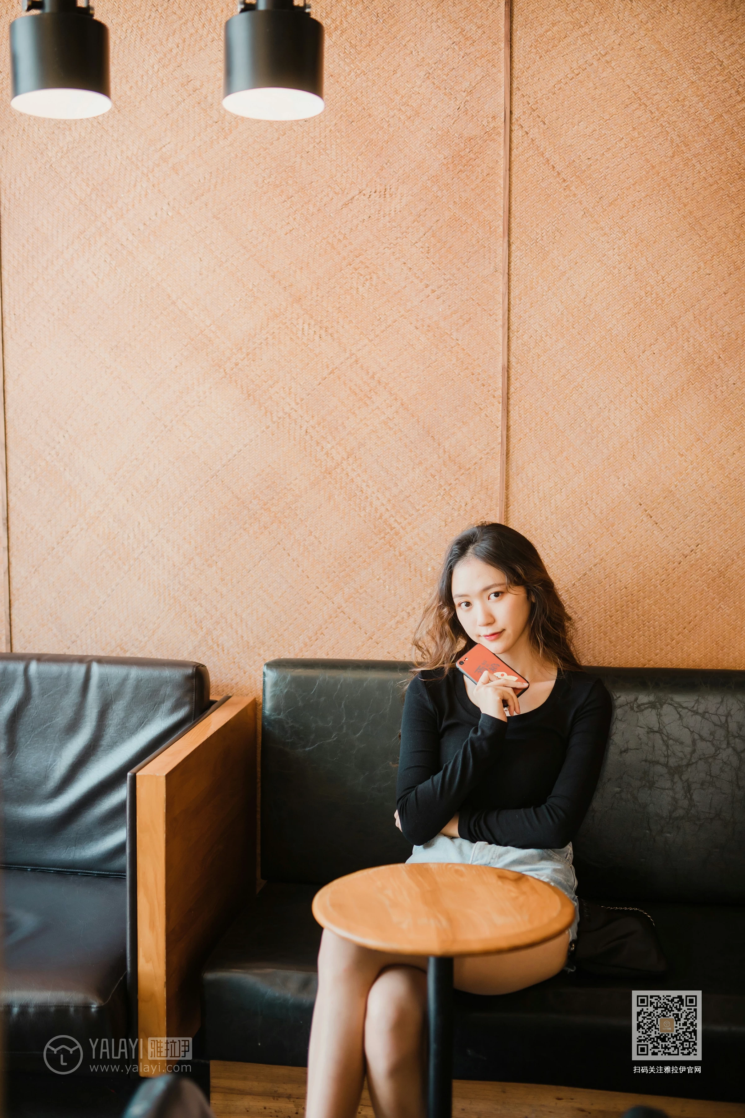 [YALAYI雅拉伊]Vol.484 陪你逛街 晓琳 黑色紧身上衣加牛仔短裤性感私房写真集第5张