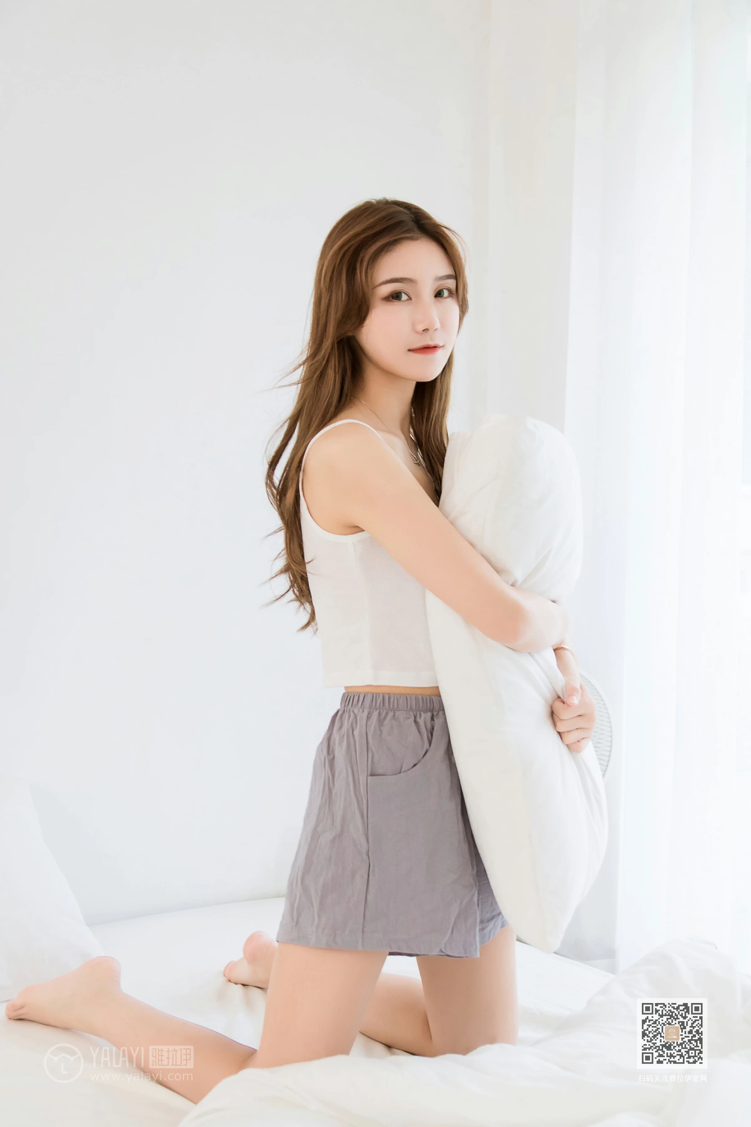 [YALAYI雅拉伊]Vol.486 妹妹来了 大乔&小乔 性感小背心加安全短裤私房写真集第3张