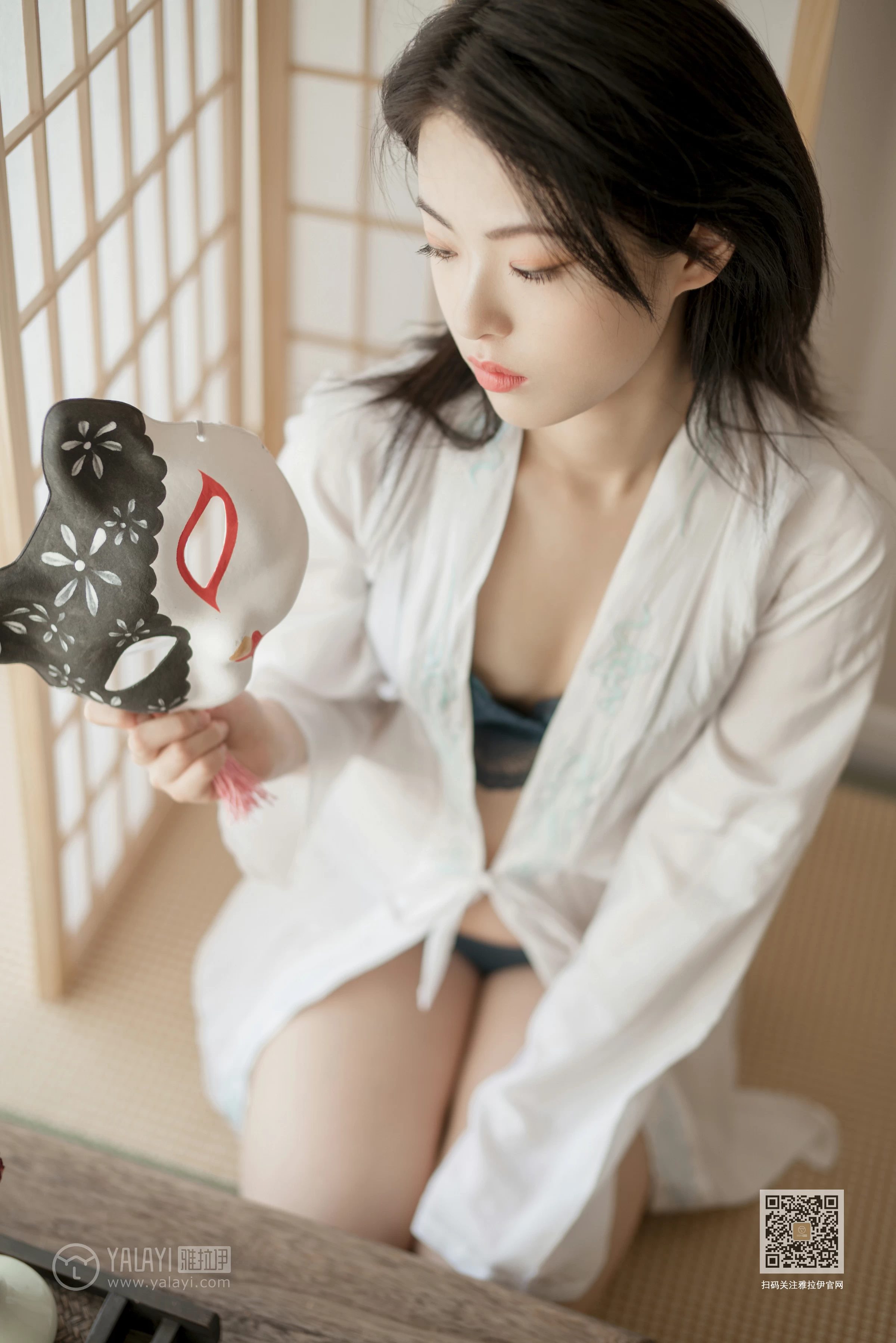 [YALAYI雅拉伊]Vol.492 和风猫女 含嫣 白色透视睡衣加蓝色蕾丝内衣性感私房写真集第3张