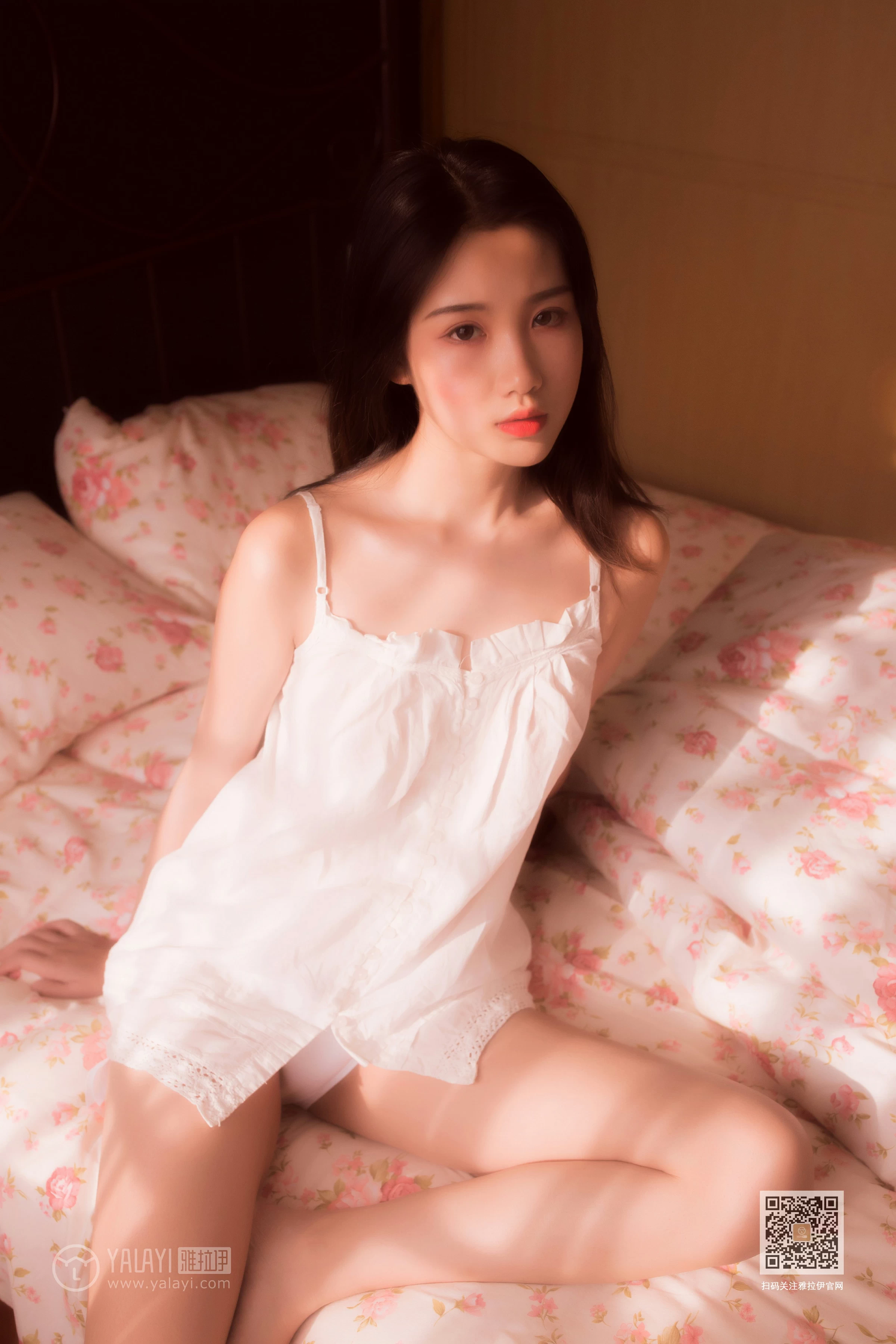 [YALAYI雅拉伊]Vol.493 爱于黄昏后 籹籹仔 白色吊带睡衣居家性感私房写真集第3张