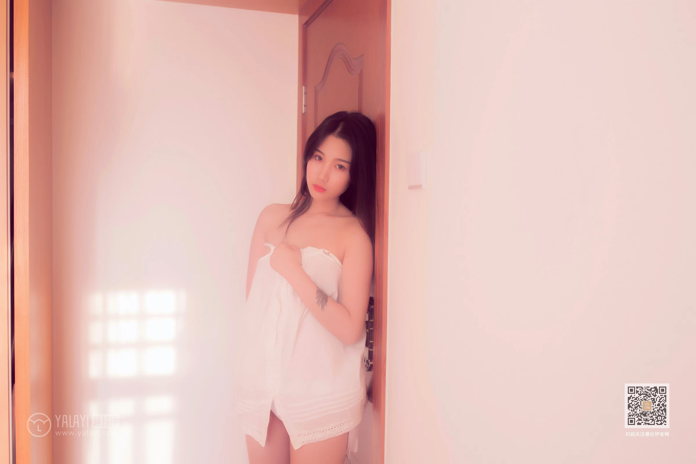 [YALAYI雅拉伊]Vol.493 爱于黄昏后 籹籹仔 白色吊带睡衣居家性感私房写真集第10张
