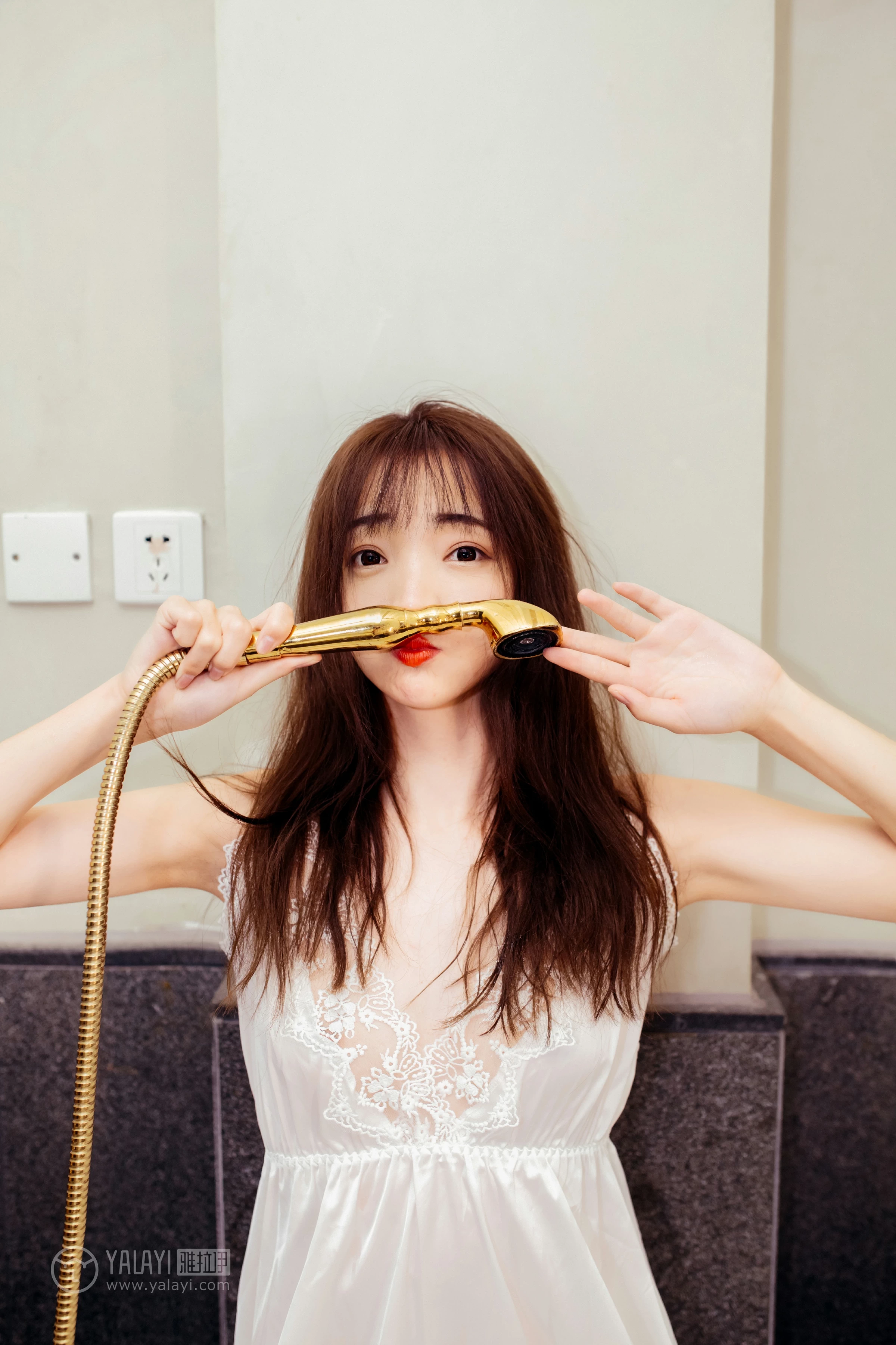 [YALAYI雅拉伊]Vol.508 愉快的一晚 小雪 白色吊带蕾丝睡衣裙性感私房写真集第10张