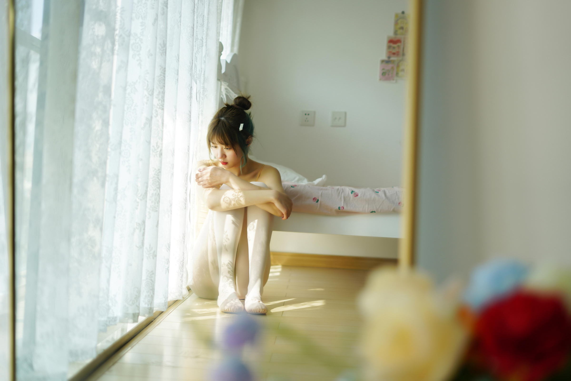 [YALAYI雅拉伊]2022.03.08 舞蹈女生 兰子 黄色紧身吊带连衣裙加白色丝袜美腿性感私房写真集第8张